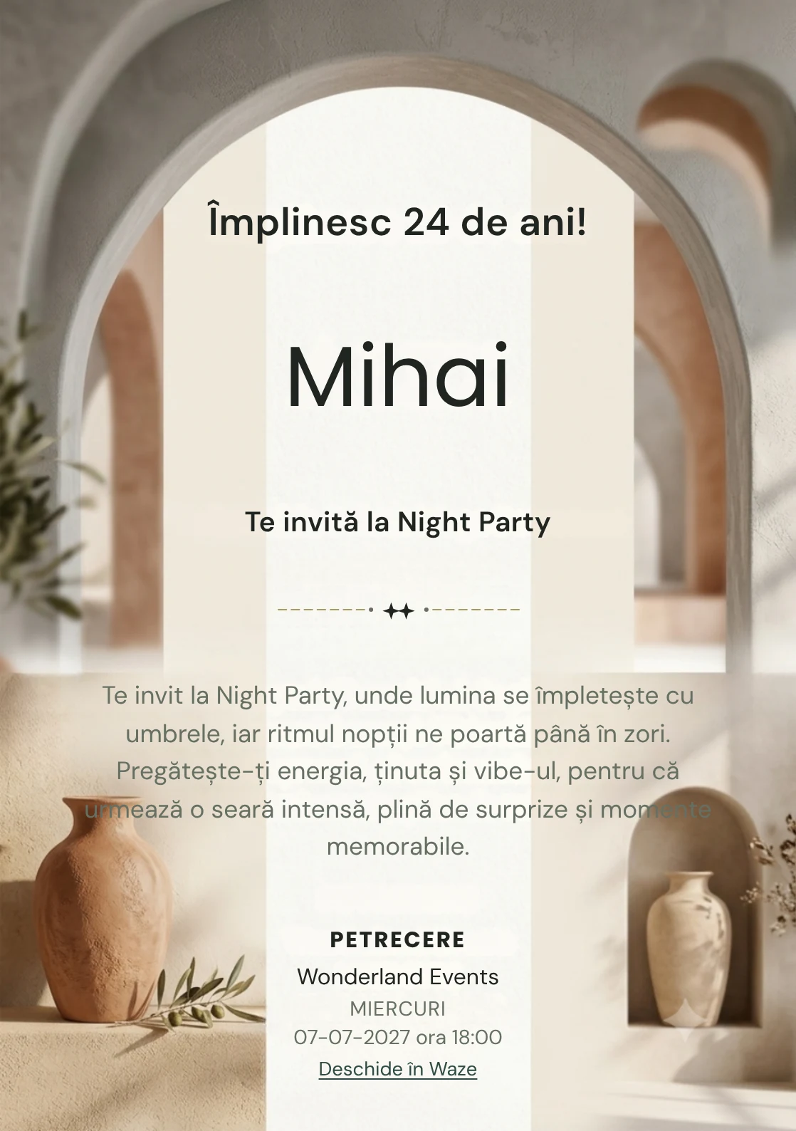 Arcade Moderne este un model de invitații digitale pentru o aniversare adultă, definit vizual de o arcadă sculpturală și un vas ceramic.