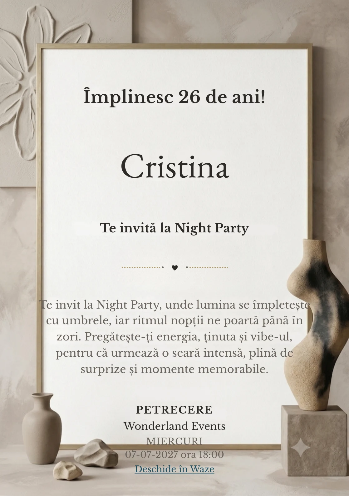Atelier Minimal este un model de invitații digitale pentru o aniversare adultă, definit vizual de o sculptură abstractă asimetrică.