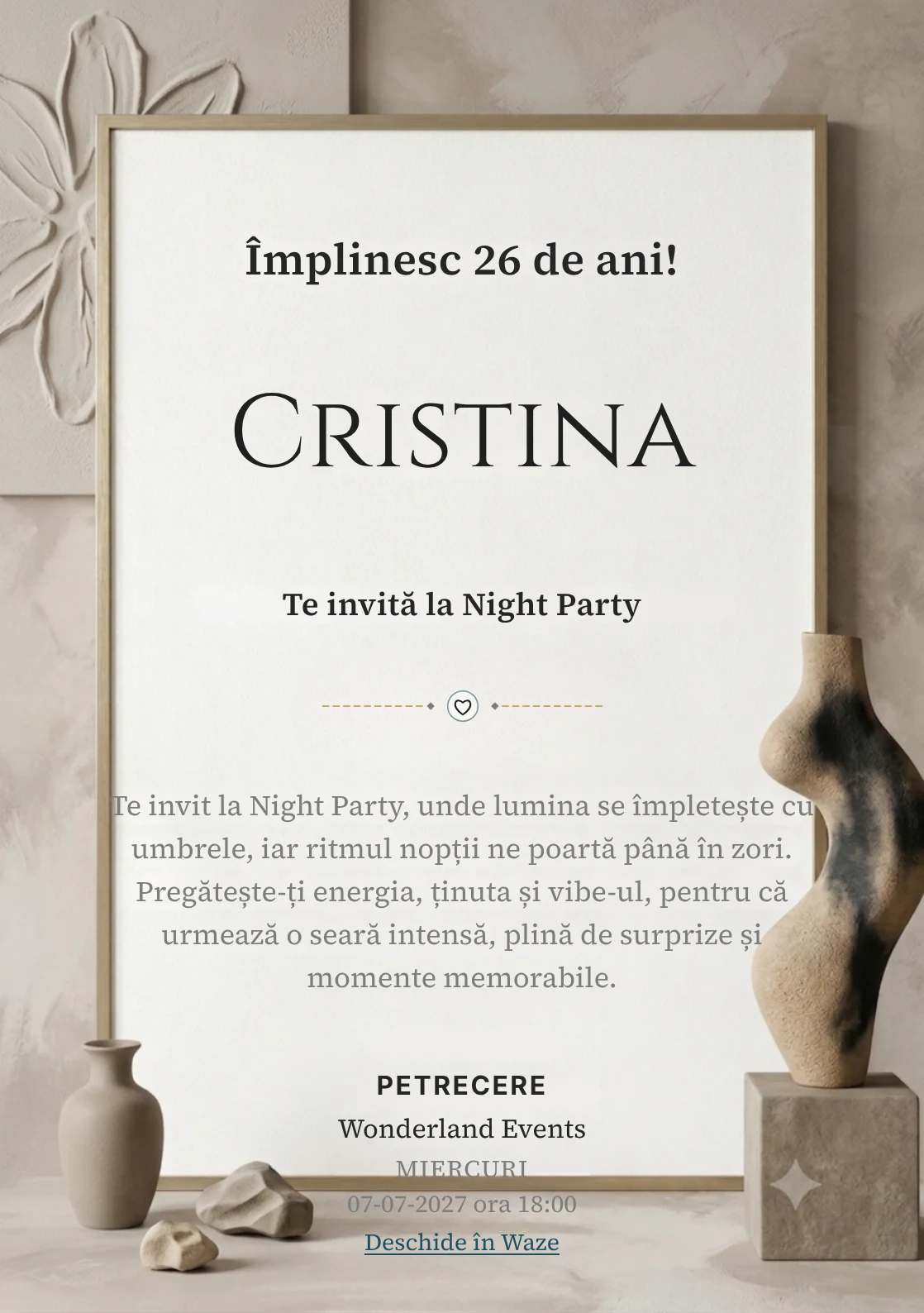 Atelier Minimal este un model de invitații digitale pentru o aniversare adultă, definit vizual de o sculptură abstractă asimetrică.