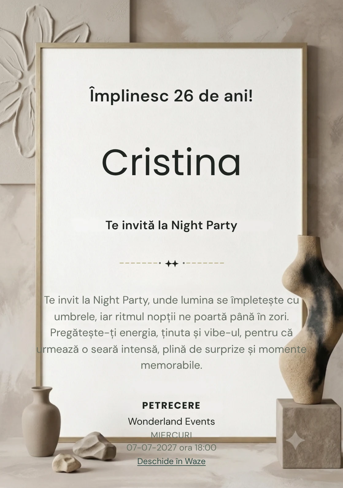 Atelier Minimal este un model de invitații digitale pentru o aniversare adultă, definit vizual de o sculptură abstractă asimetrică.
