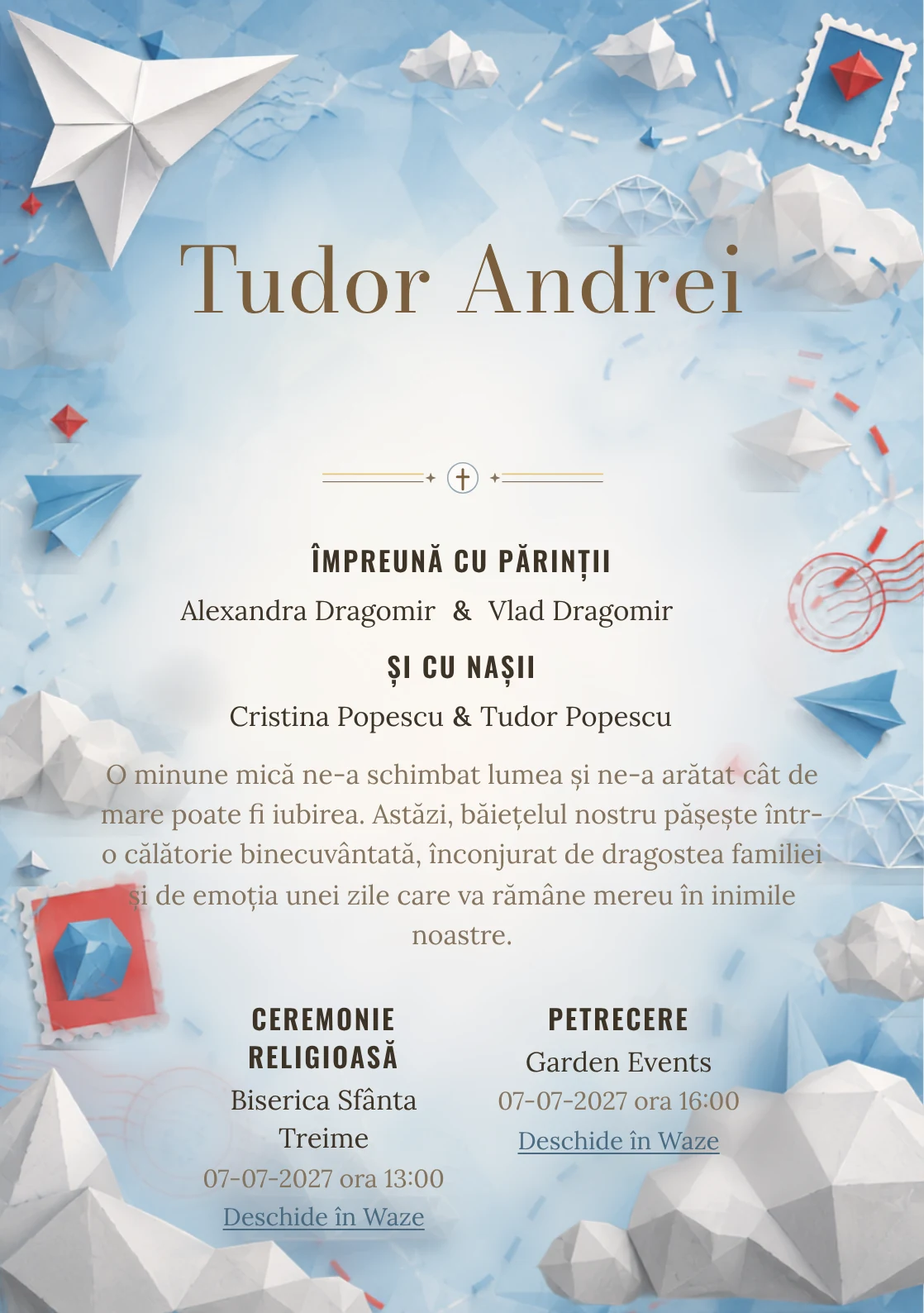 Compoziția Avion Origami, din gama de invitații botez băiat, pune accent pe un avion mare din hârtie și include nori geometrici.