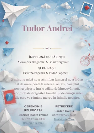 Compoziția Avion Origami, din gama de invitații botez băiat, pune accent pe un avion mare din hârtie și include nori geometrici.