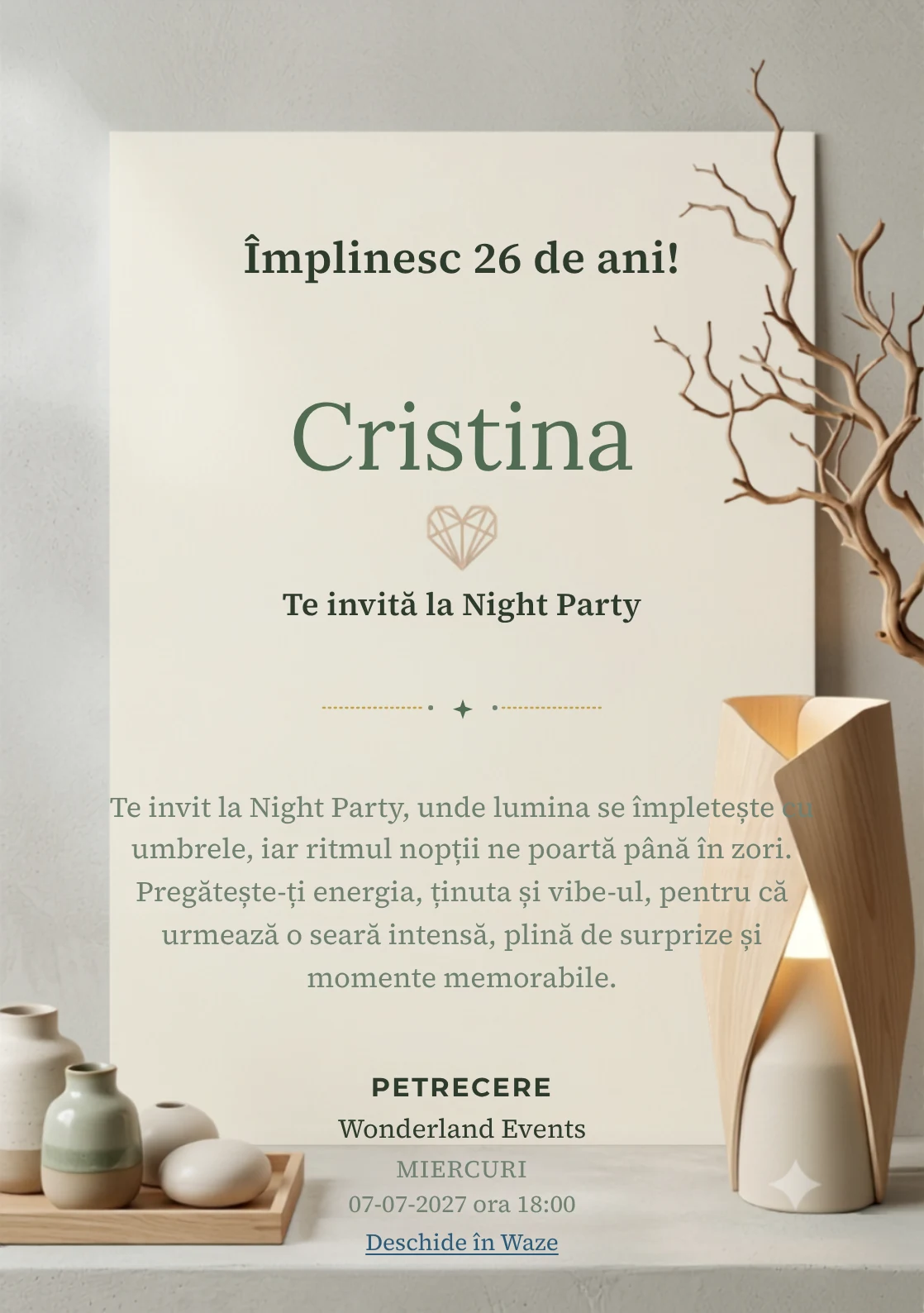 Pentru aniversarea adulților, modelul Echilibru Nordic propune o invitație digitală cu o lampă sculpturală și o ramură uscată și nuanțe de lemn natur și crem.