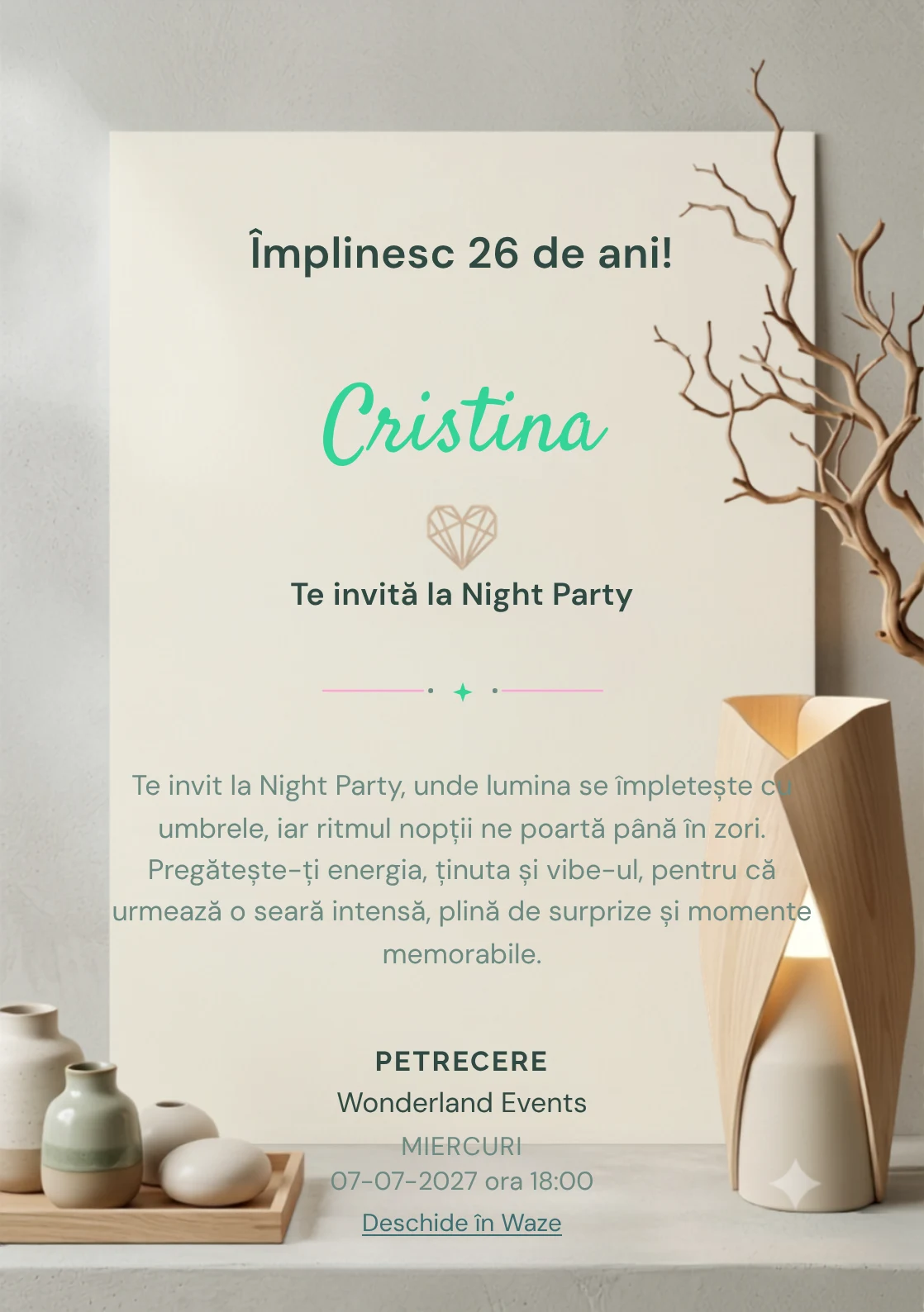 Pentru aniversarea adulților, modelul Echilibru Nordic propune o invitație digitală cu o lampă sculpturală și o ramură uscată și nuanțe de lemn natur și crem.
