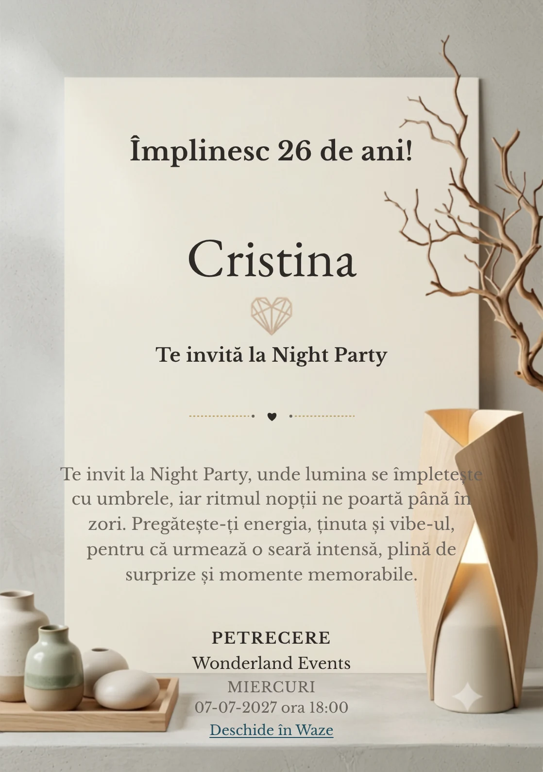 Pentru aniversarea adulților, modelul Echilibru Nordic propune o invitație digitală cu o lampă sculpturală și o ramură uscată și nuanțe de lemn natur și crem.