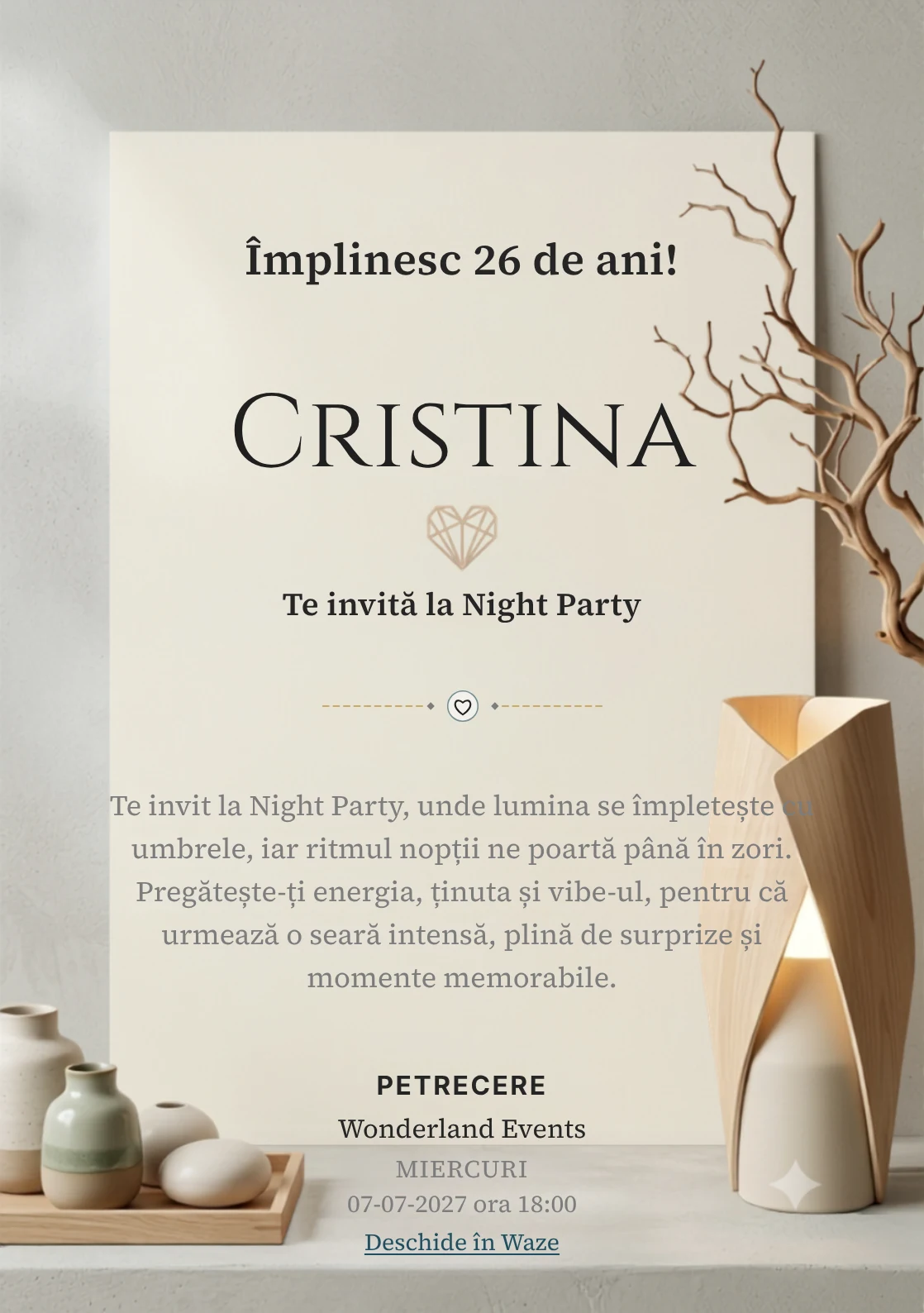 Pentru aniversarea adulților, modelul Echilibru Nordic propune o invitație digitală cu o lampă sculpturală și o ramură uscată și nuanțe de lemn natur și crem.