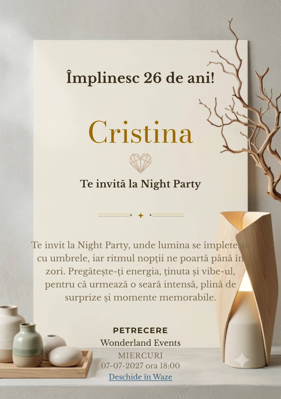 Pentru aniversarea adulților, modelul Echilibru Nordic propune o invitație digitală cu o lampă sculpturală și o ramură uscată și nuanțe de lemn natur și crem.