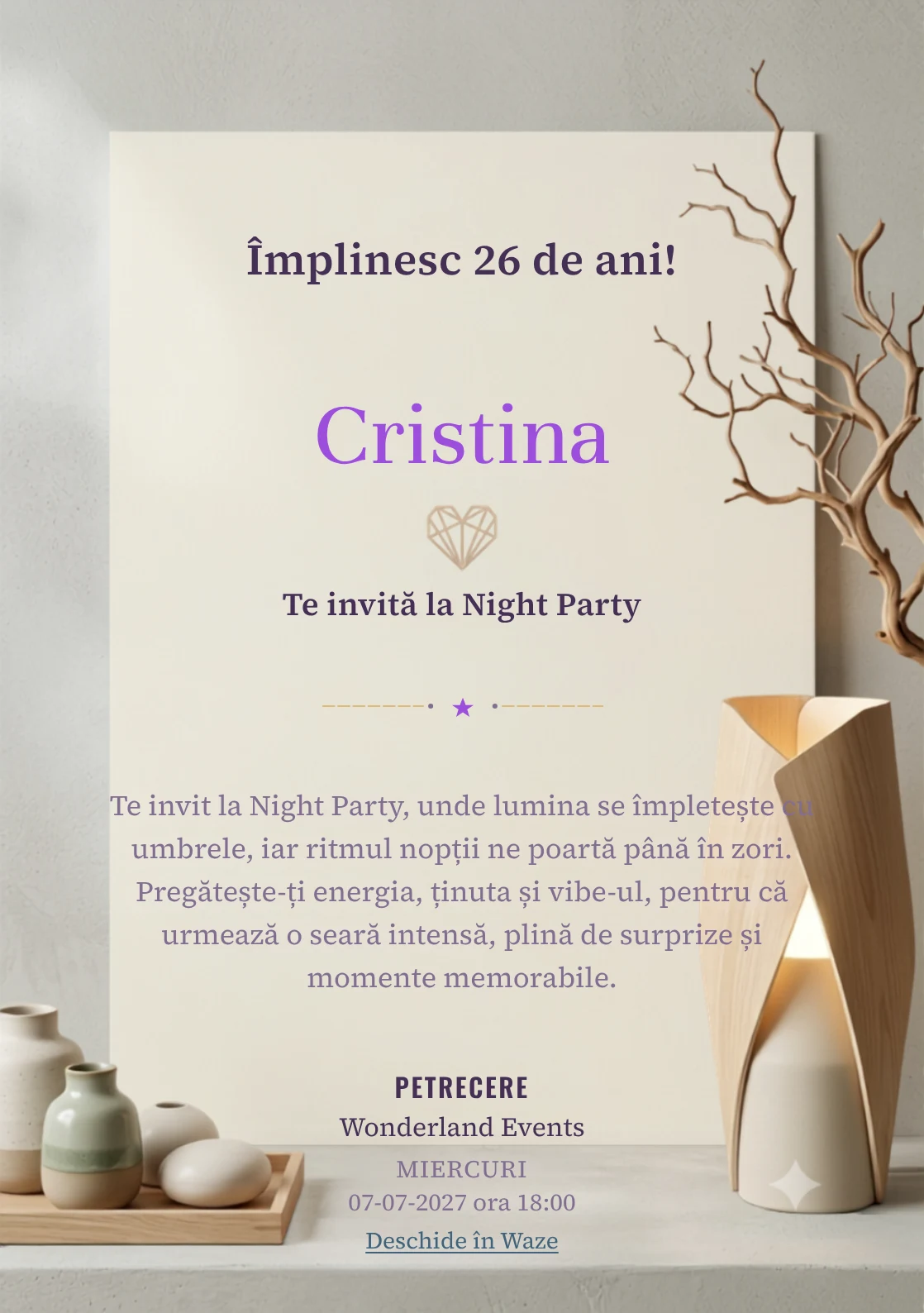 Pentru aniversarea adulților, modelul Echilibru Nordic propune o invitație digitală cu o lampă sculpturală și o ramură uscată și nuanțe de lemn natur și crem.