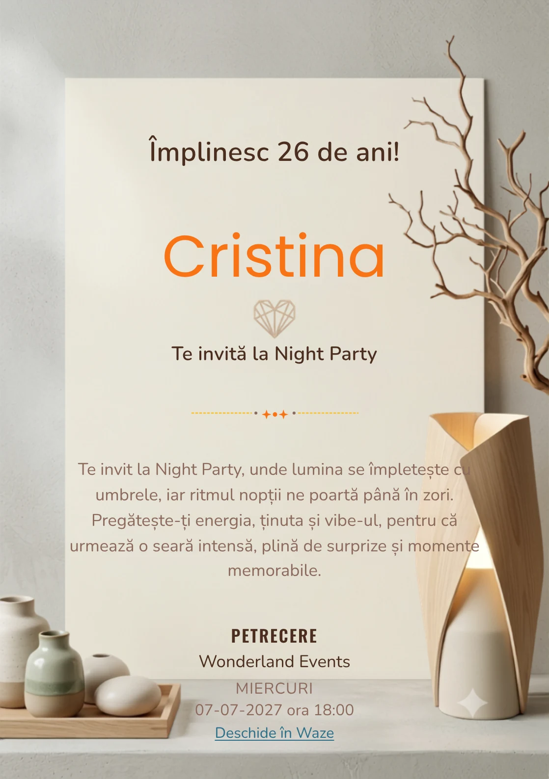 Pentru aniversarea adulților, modelul Echilibru Nordic propune o invitație digitală cu o lampă sculpturală și o ramură uscată și nuanțe de lemn natur și crem.