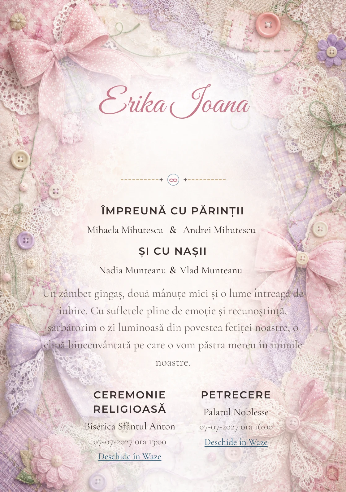Compoziția Funde și Dantelă, din gama de invitații botez fetiță, pune accent pe un colaj central din funde, petice și dantelă și include nasturi fără text, cusături și fibre.
