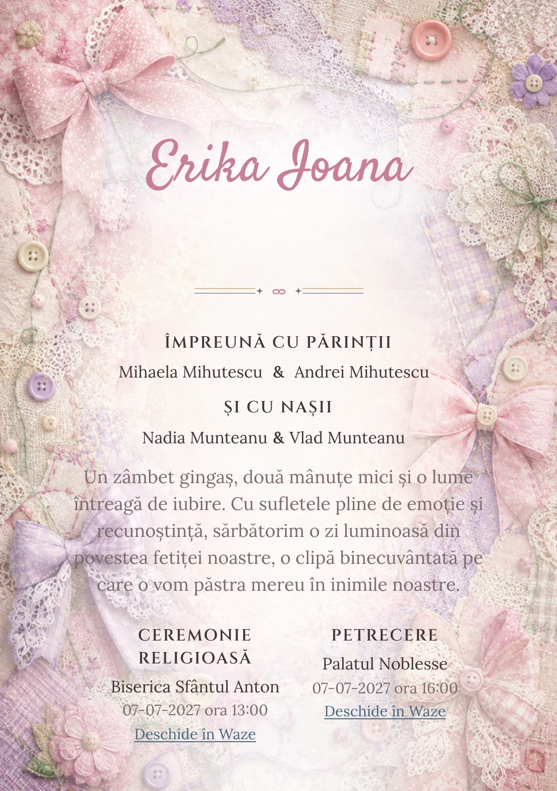 Compoziția Funde și Dantelă, din gama de invitații botez fetiță, pune accent pe un colaj central din funde, petice și dantelă și include nasturi fără text, cusături și fibre.
