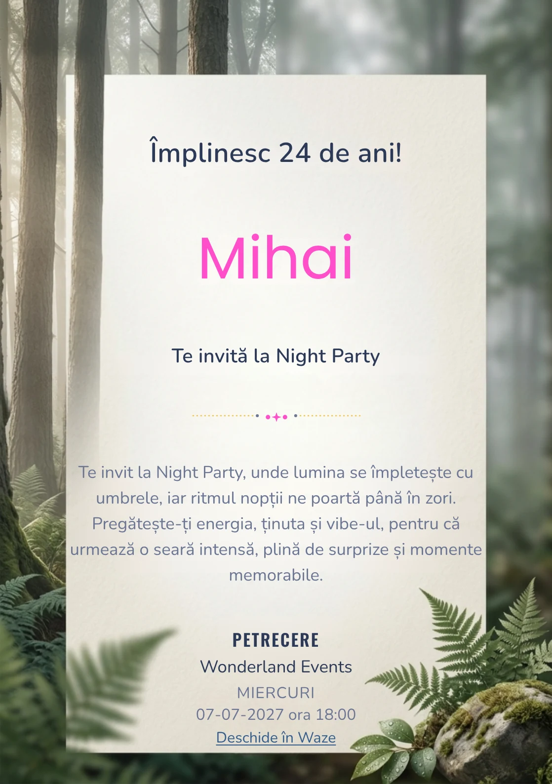Pentru aniversările adulților, Pădure în Ceață propune invitații online cu trunchiuri verticale și ferigi și nuanțe de verde pin estompat și gri ceață.