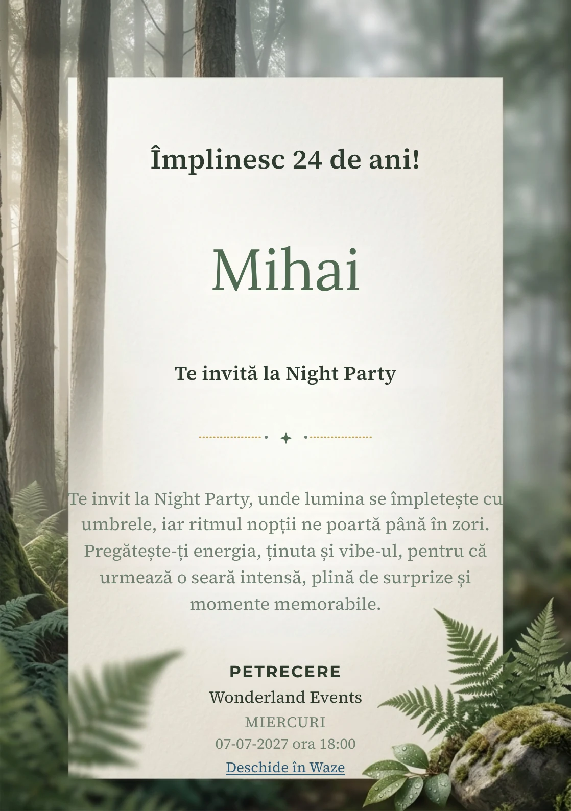 Pentru aniversările adulților, Pădure în Ceață propune invitații online cu trunchiuri verticale și ferigi și nuanțe de verde pin estompat și gri ceață.