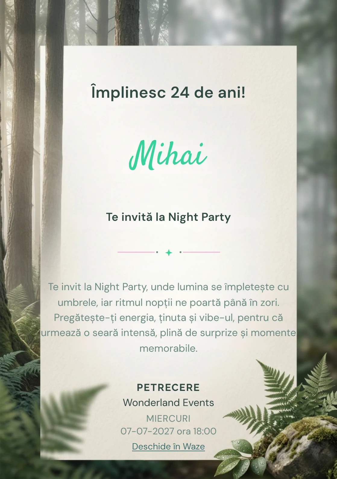 Pentru aniversările adulților, Pădure în Ceață propune invitații online cu trunchiuri verticale și ferigi și nuanțe de verde pin estompat și gri ceață.