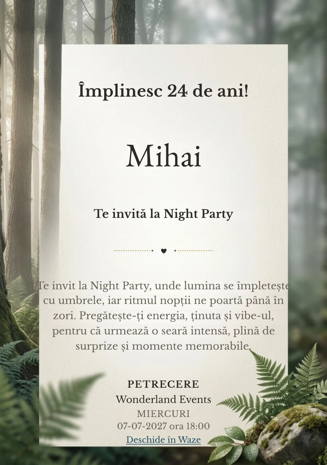 Pentru aniversările adulților, Pădure în Ceață propune invitații online cu trunchiuri verticale și ferigi și nuanțe de verde pin estompat și gri ceață.