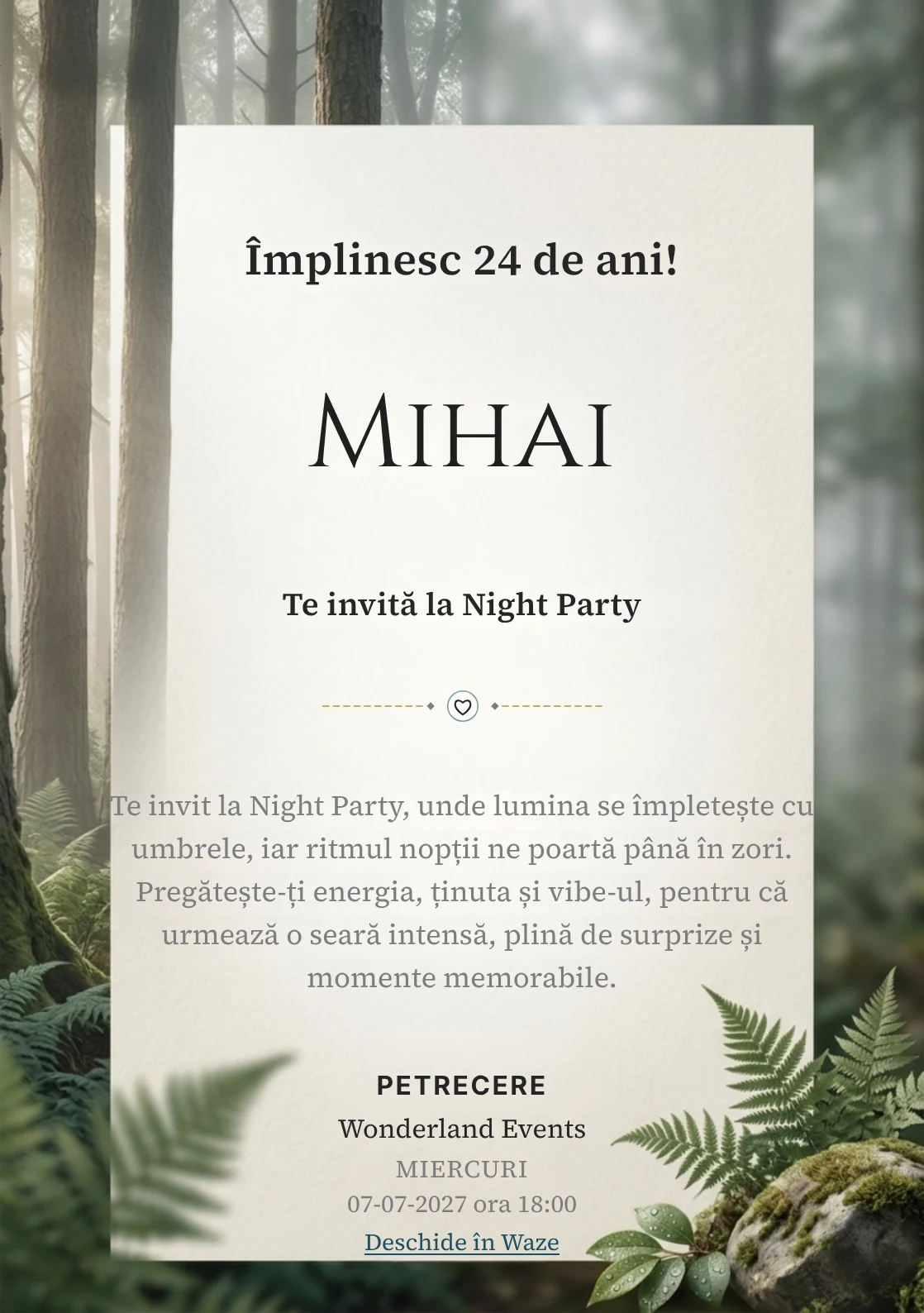 Pentru aniversările adulților, Pădure în Ceață propune invitații online cu trunchiuri verticale și ferigi și nuanțe de verde pin estompat și gri ceață.