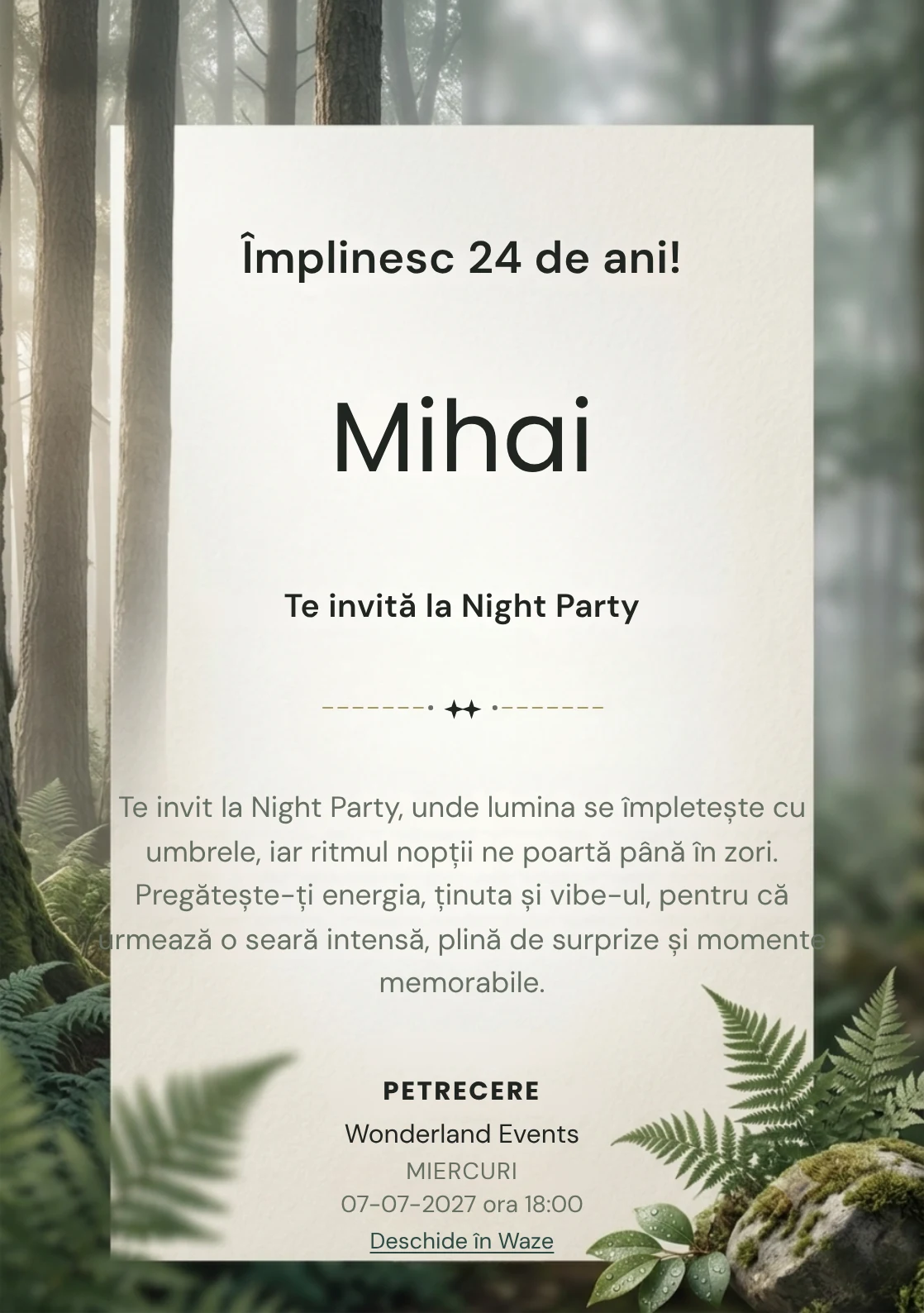 Pentru aniversările adulților, Pădure în Ceață propune invitații online cu trunchiuri verticale și ferigi și nuanțe de verde pin estompat și gri ceață.