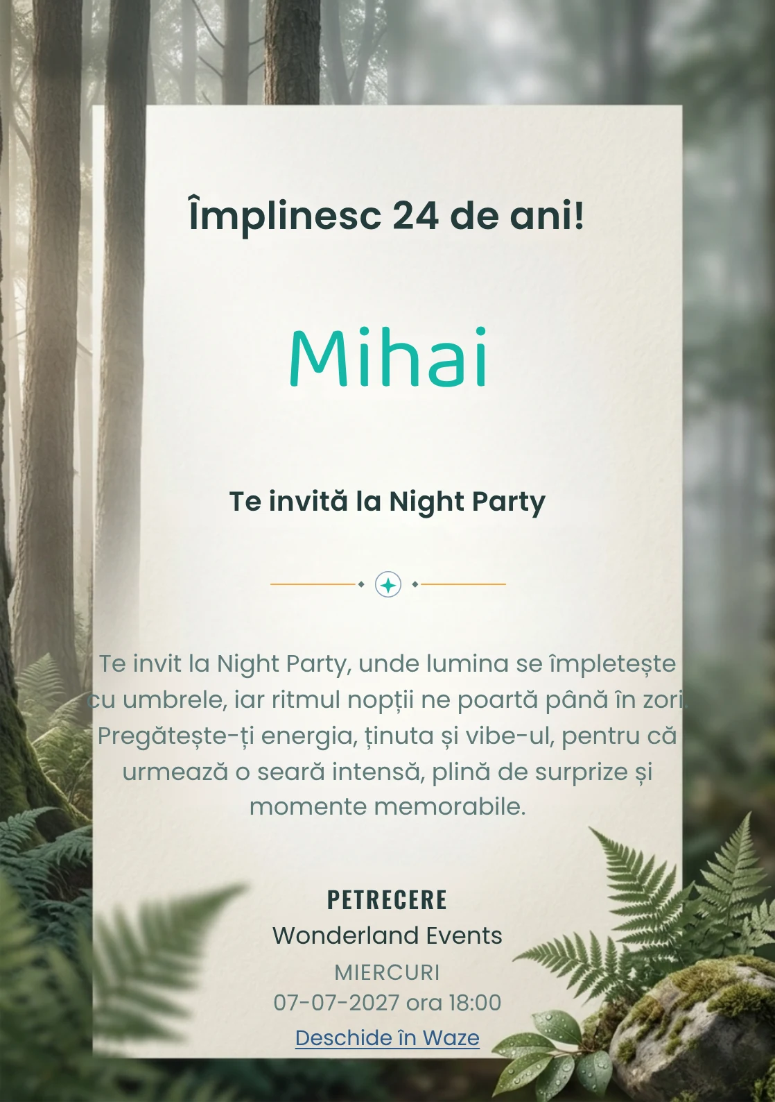 Pentru aniversările adulților, Pădure în Ceață propune invitații online cu trunchiuri verticale și ferigi și nuanțe de verde pin estompat și gri ceață.