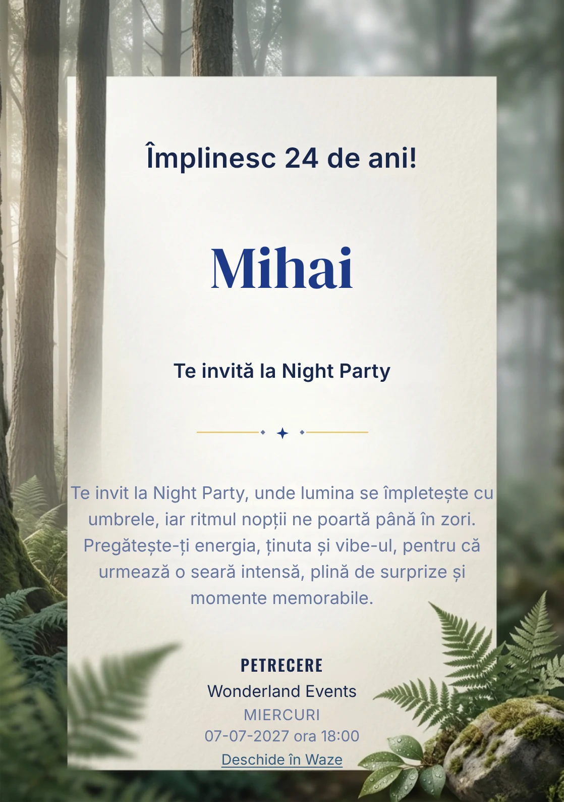 Pentru aniversările adulților, Pădure în Ceață propune invitații online cu trunchiuri verticale și ferigi și nuanțe de verde pin estompat și gri ceață.
