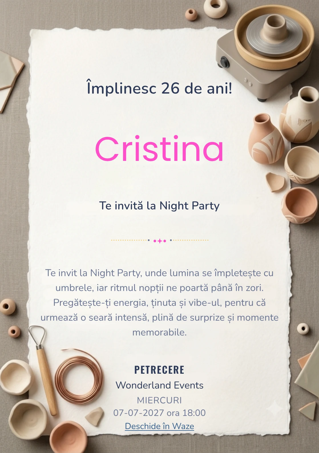 Pasiune pentru Ceramică este un model de invitații online de zi de naștere, definit vizual de o roată de olar și vase asimetrice.