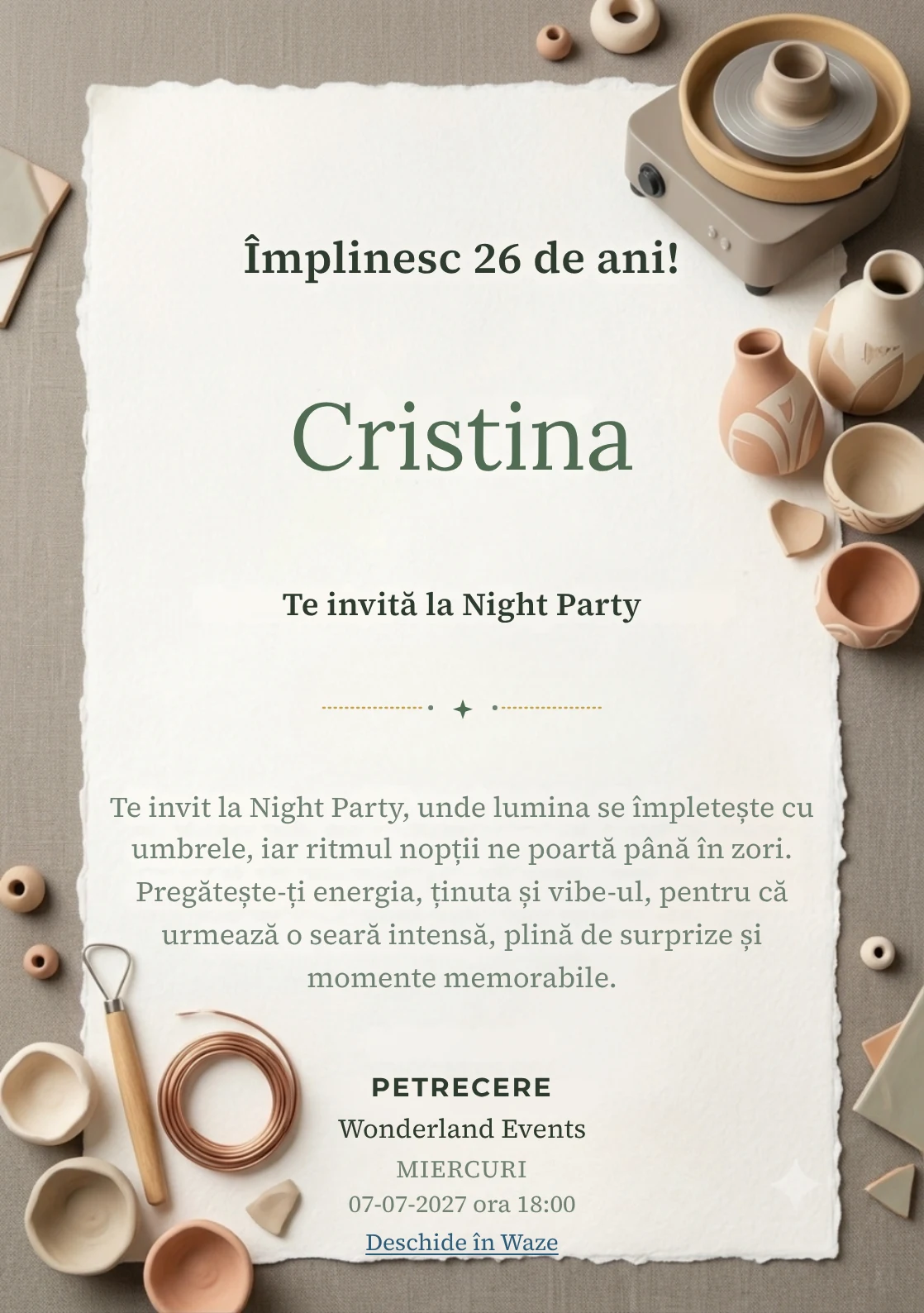 Pasiune pentru Ceramică este un model de invitații online de zi de naștere, definit vizual de o roată de olar și vase asimetrice.