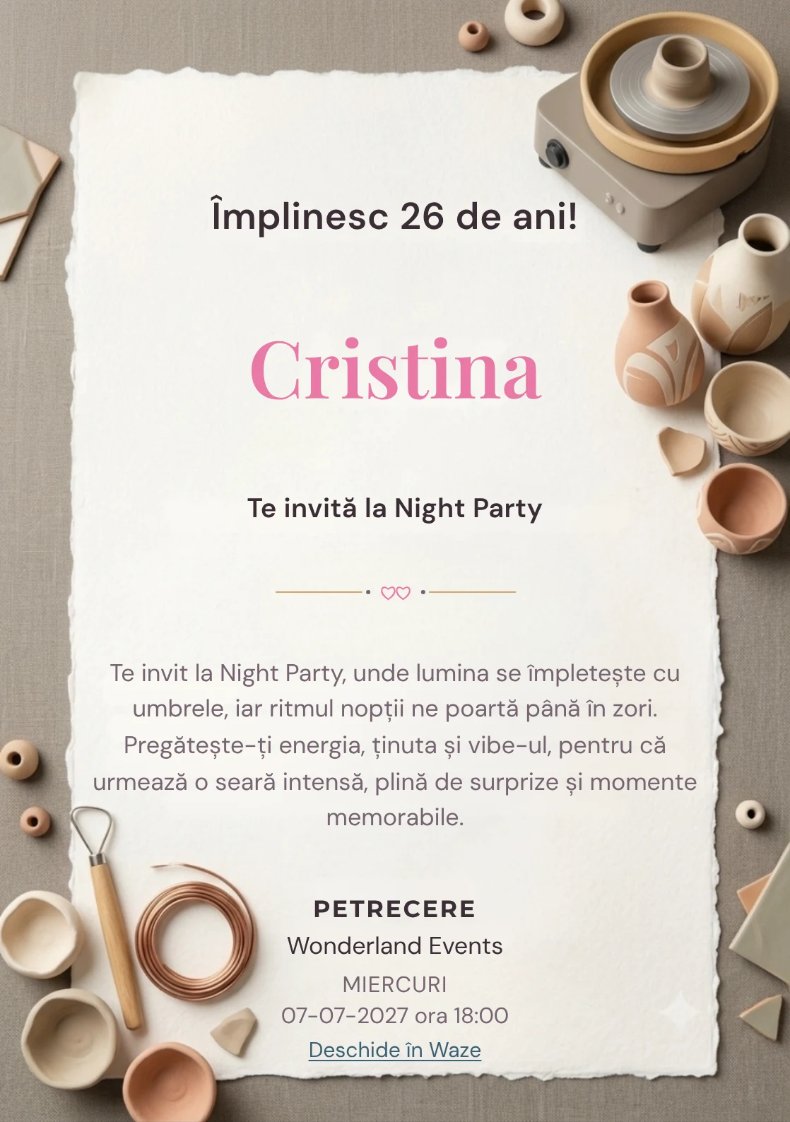Pasiune pentru Ceramică este un model de invitații online de zi de naștere, definit vizual de o roată de olar și vase asimetrice.