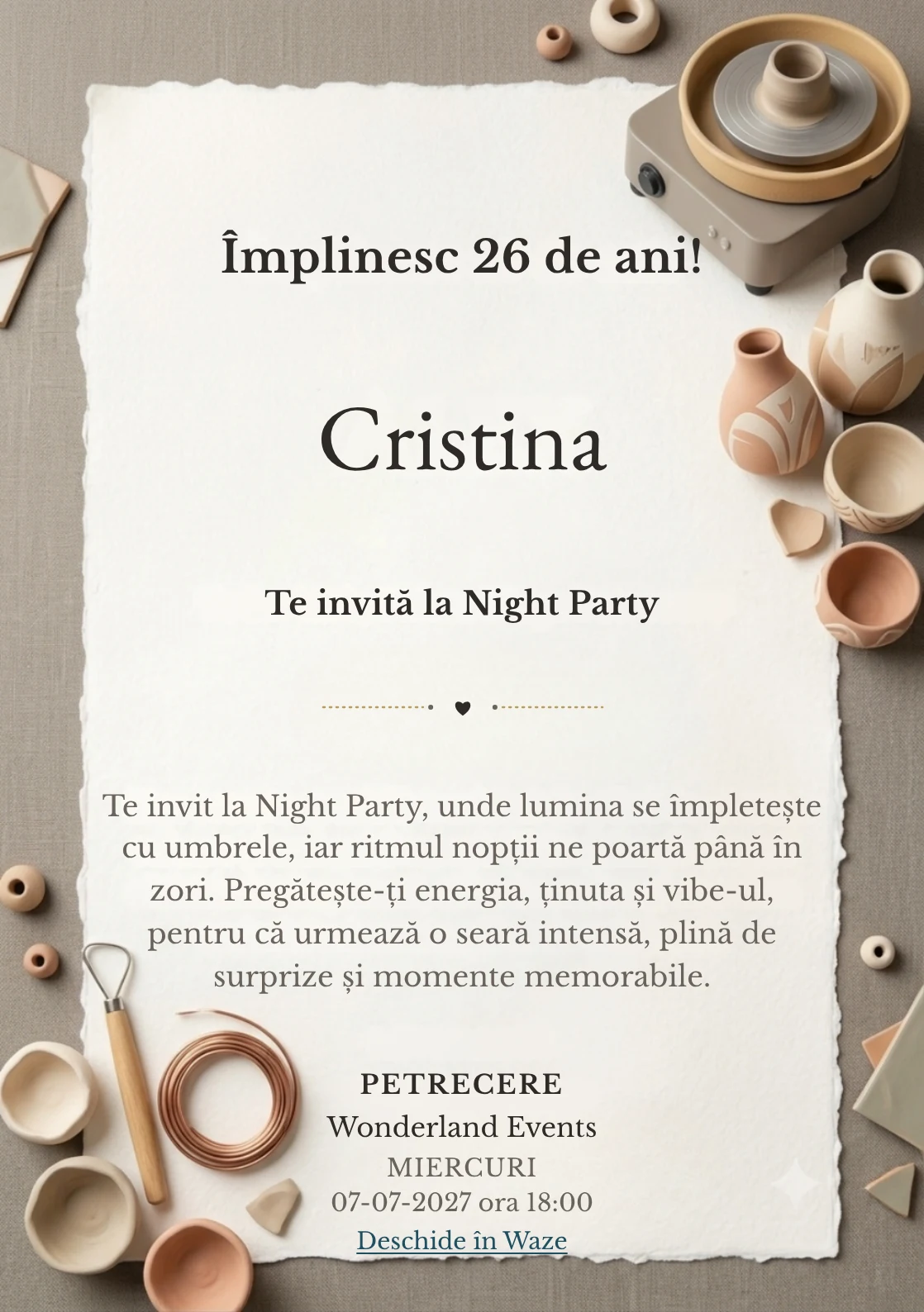 Pasiune pentru Ceramică este un model de invitații online de zi de naștere, definit vizual de o roată de olar și vase asimetrice.