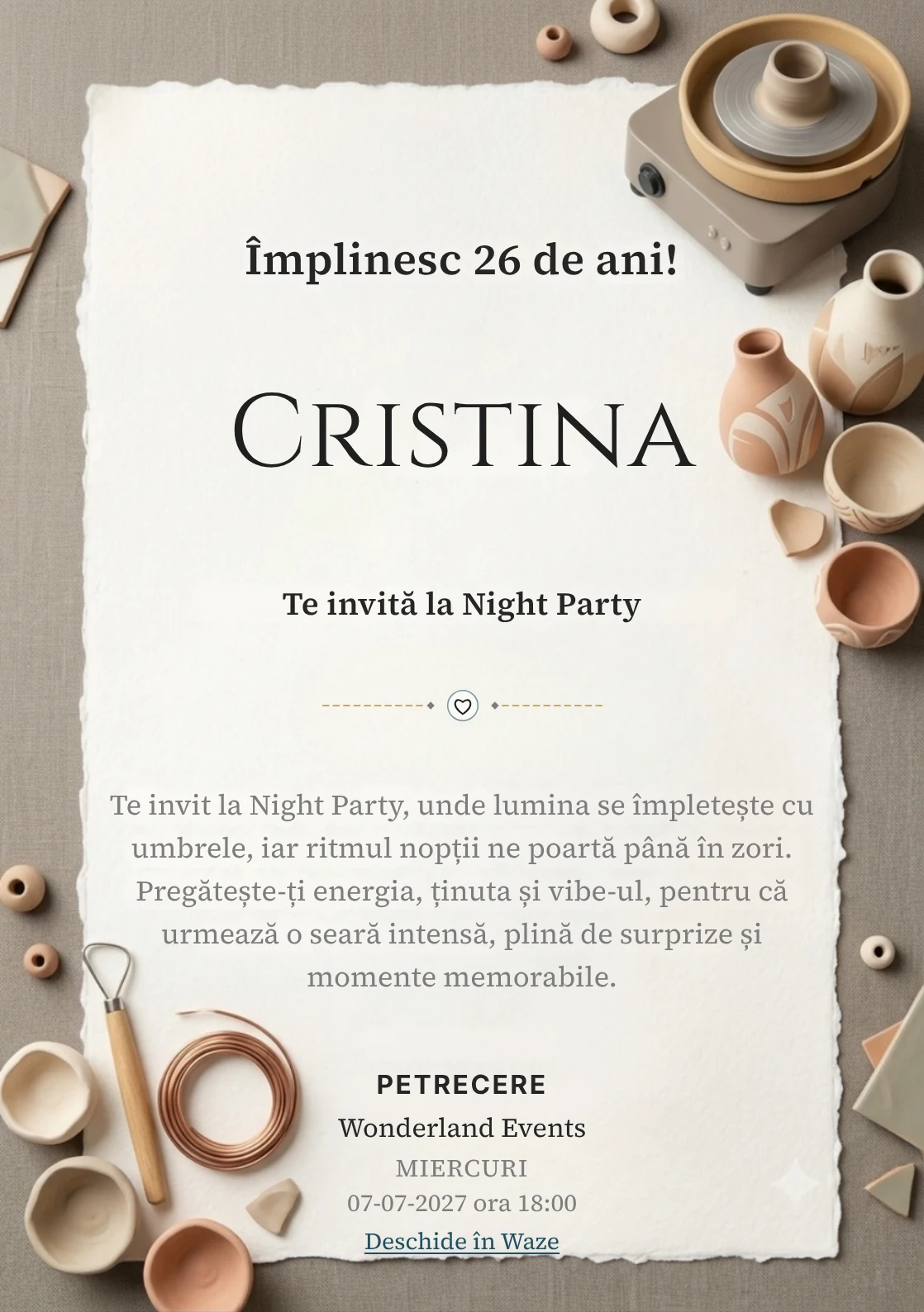 Pasiune pentru Ceramică este un model de invitații online de zi de naștere, definit vizual de o roată de olar și vase asimetrice.