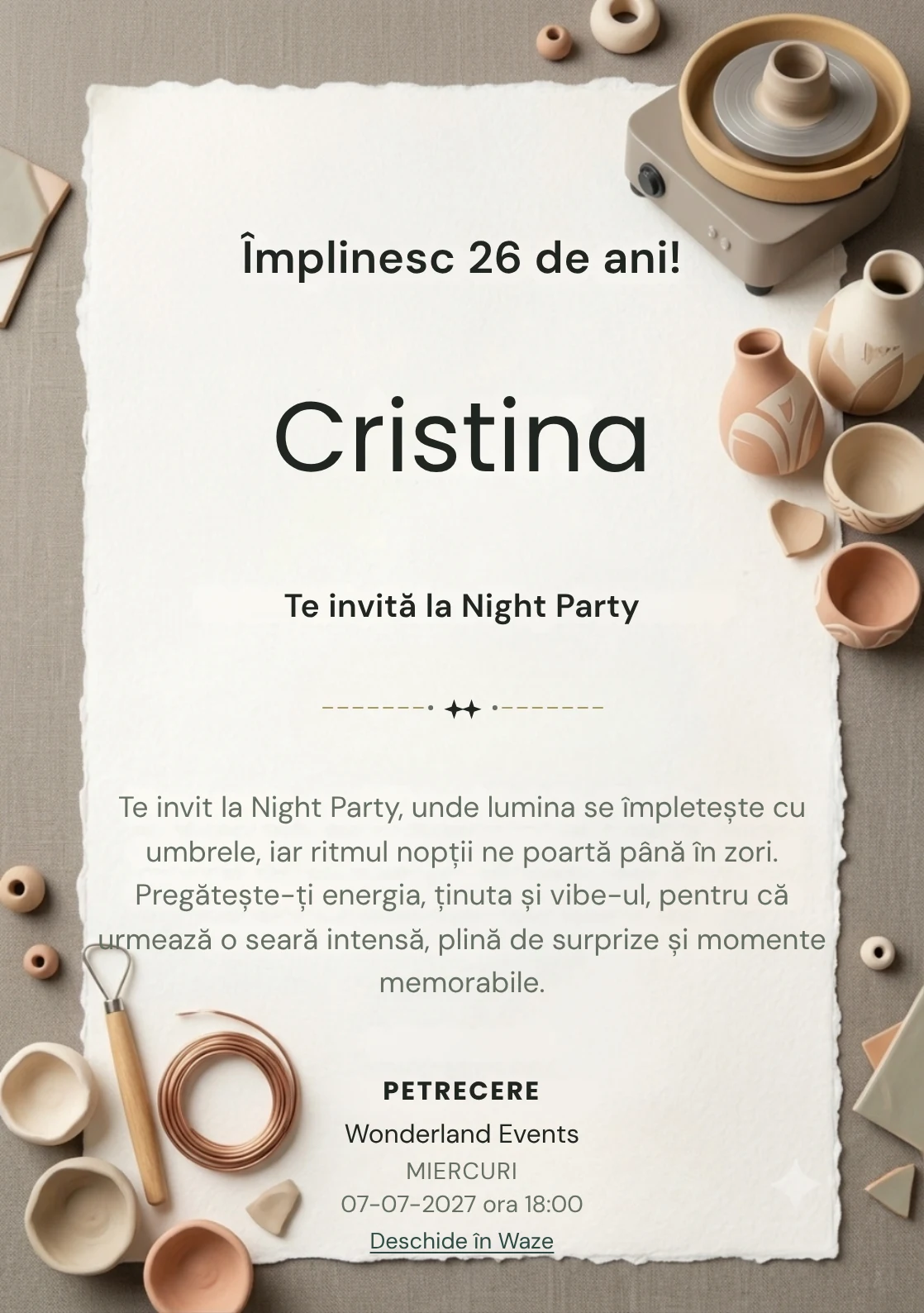 Pasiune pentru Ceramică este un model de invitații online de zi de naștere, definit vizual de o roată de olar și vase asimetrice.