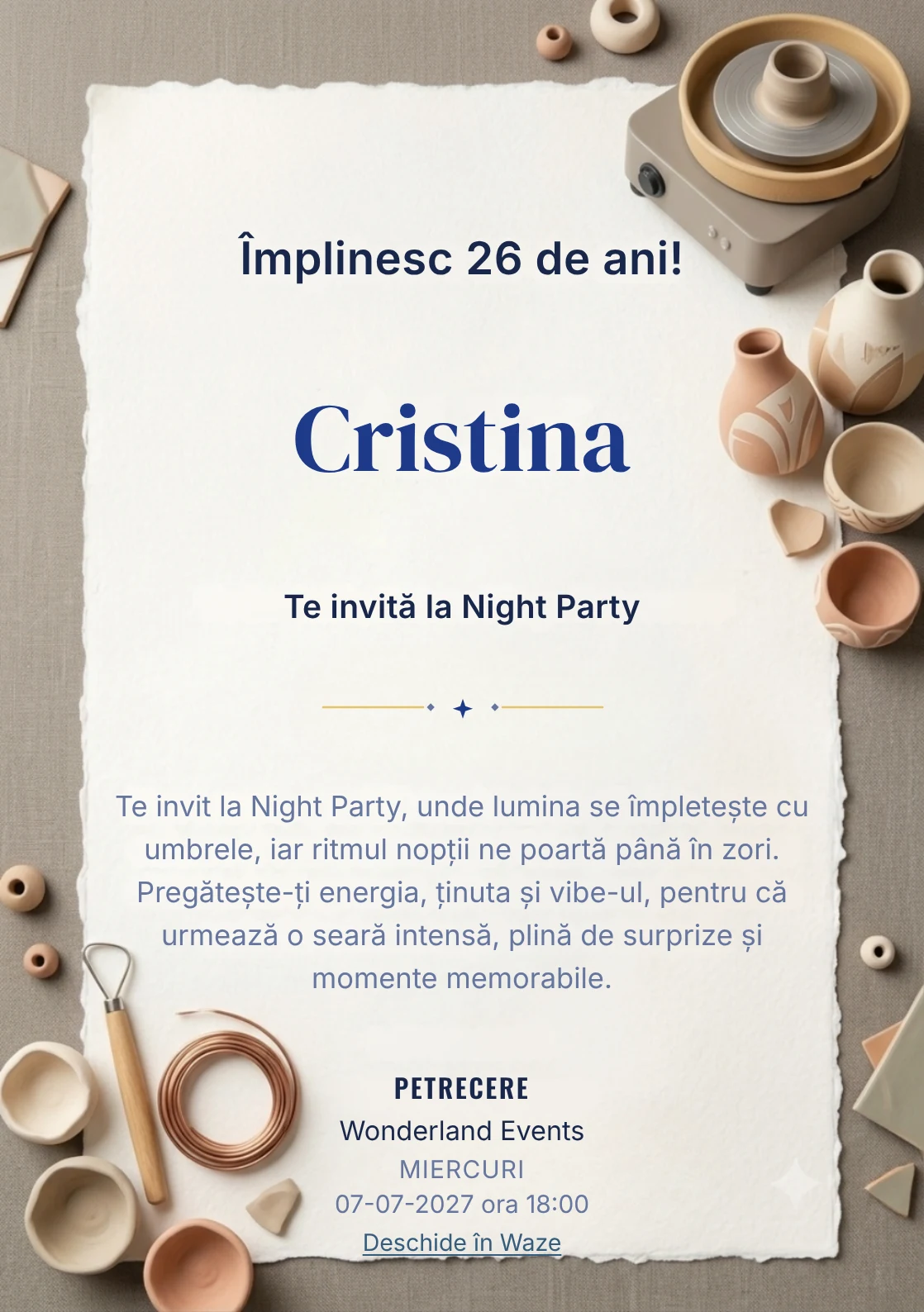 Pasiune pentru Ceramică este un model de invitații online de zi de naștere, definit vizual de o roată de olar și vase asimetrice.