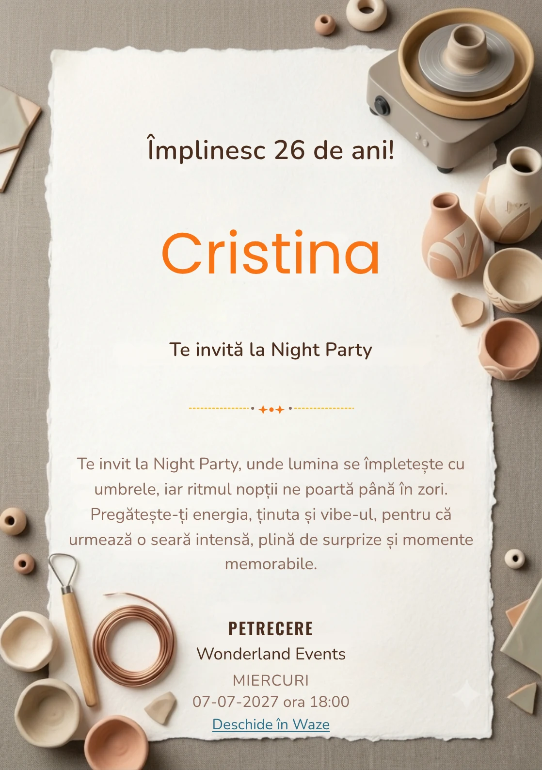 Pasiune pentru Ceramică este un model de invitații online de zi de naștere, definit vizual de o roată de olar și vase asimetrice.
