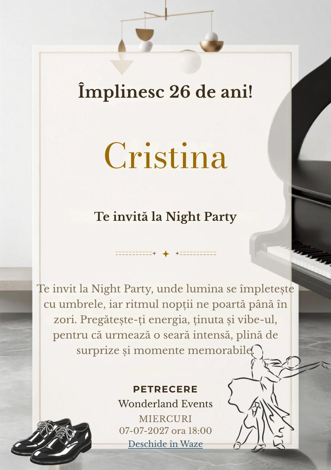 Modelul Piano Monochrome, invitație digitală pentru ziua de naștere a adulților, pune în valoare un pian văzut fragmentar.