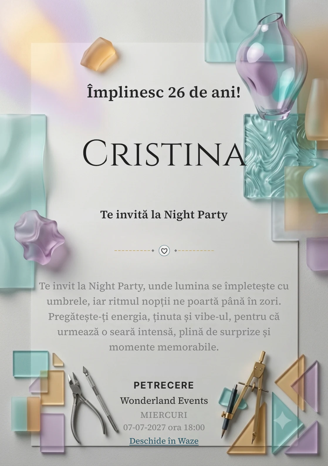 Pentru aniversarea adulților, modelul Sticlă Colorată propune o invitație digitală cu forme din sticlă și reflexii moi și nuanțe de aqua și chihlimbar pal.