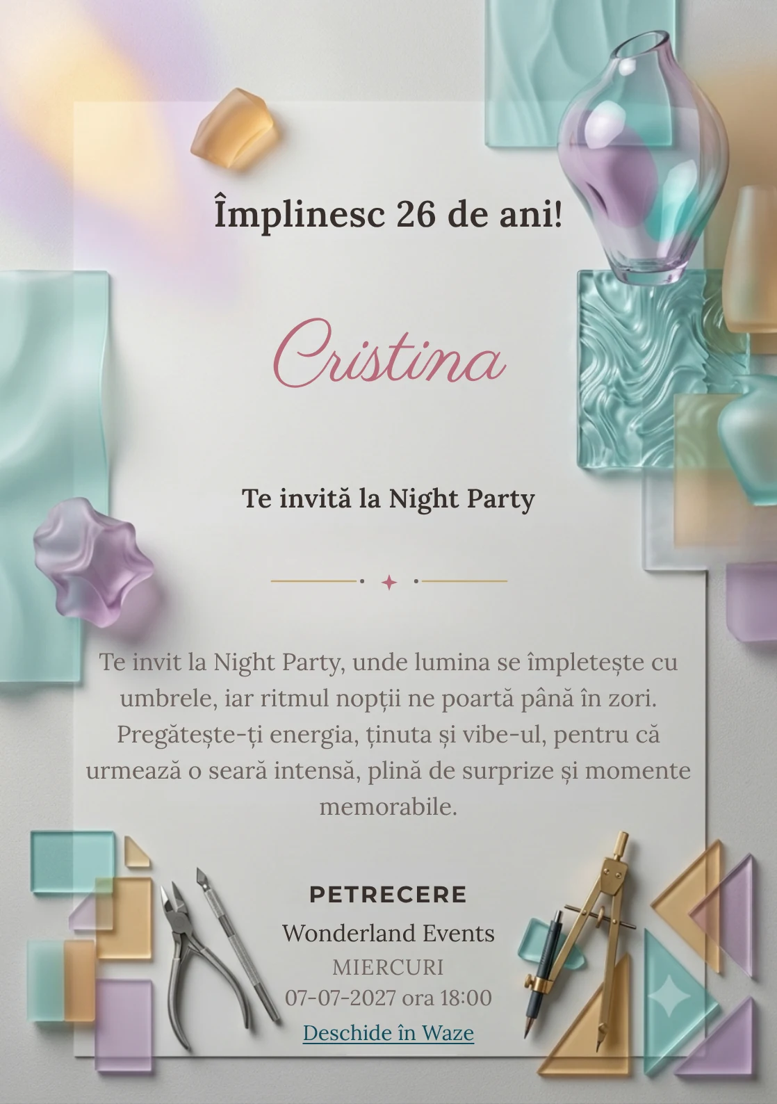 Pentru aniversarea adulților, modelul Sticlă Colorată propune o invitație digitală cu forme din sticlă și reflexii moi și nuanțe de aqua și chihlimbar pal.