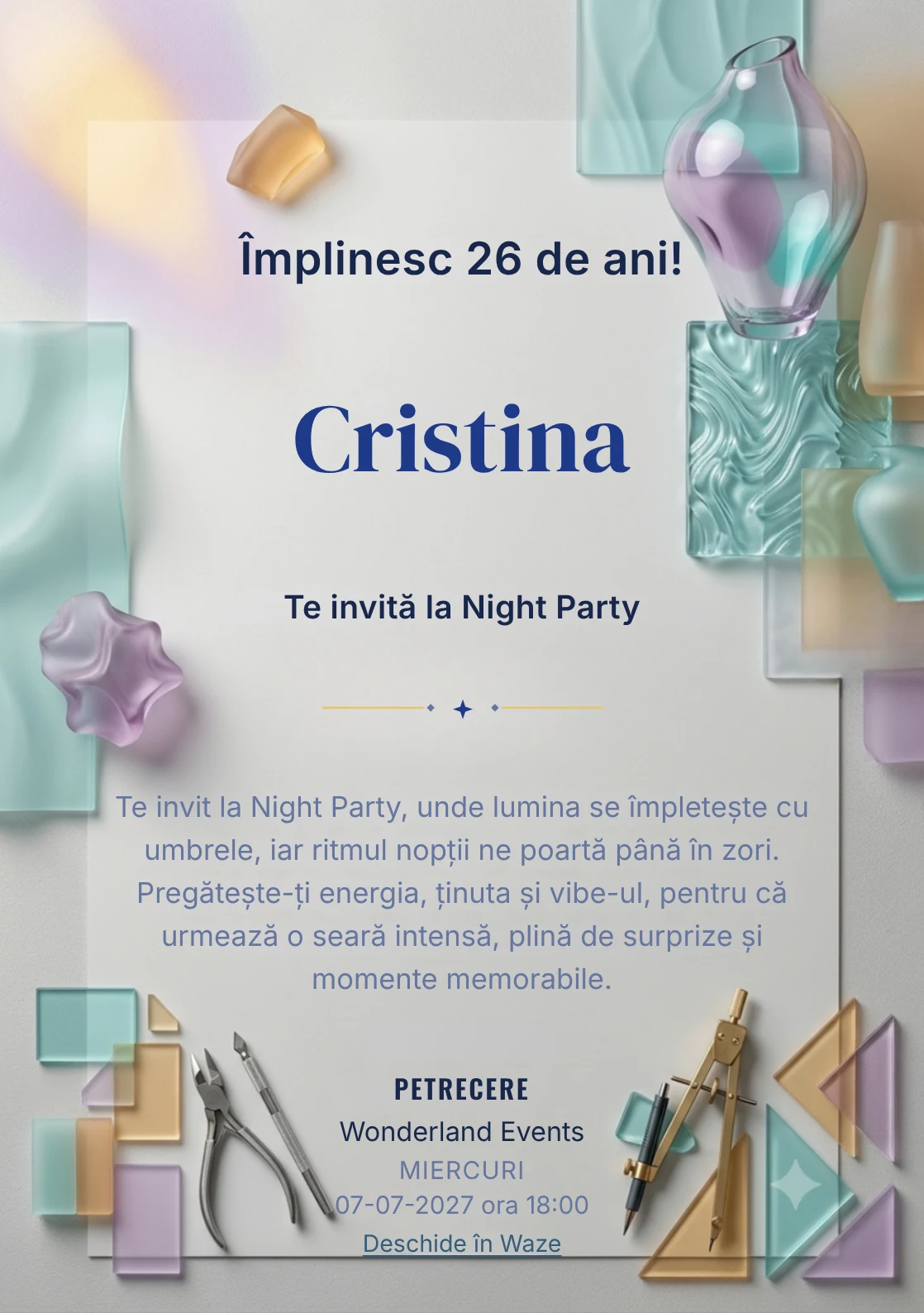 Pentru aniversarea adulților, modelul Sticlă Colorată propune o invitație digitală cu forme din sticlă și reflexii moi și nuanțe de aqua și chihlimbar pal.