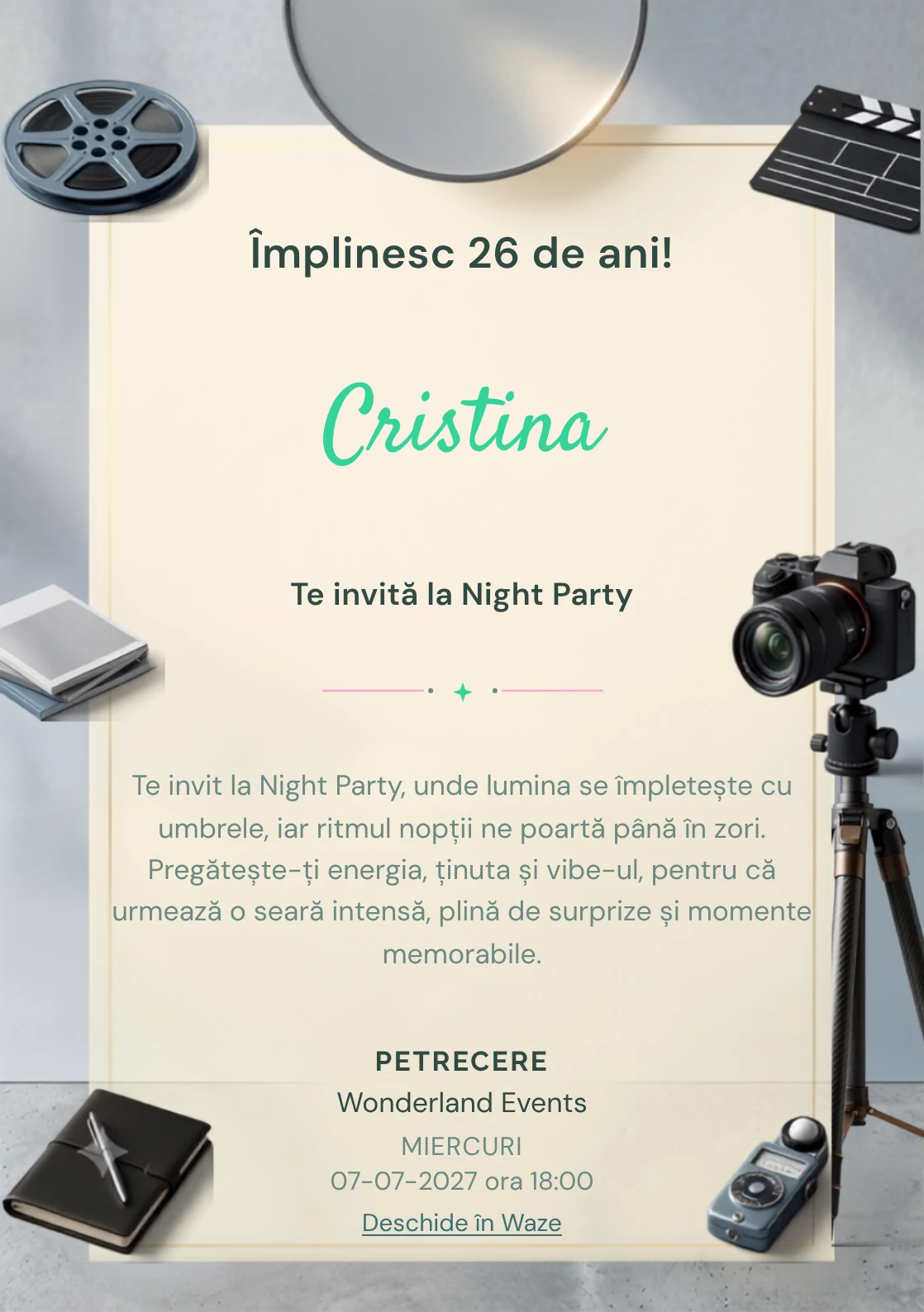Modelul Studio de Fotografie, invitație digitală pentru ziua de naștere a adulților, pune în valoare un aparat foto și trepied.