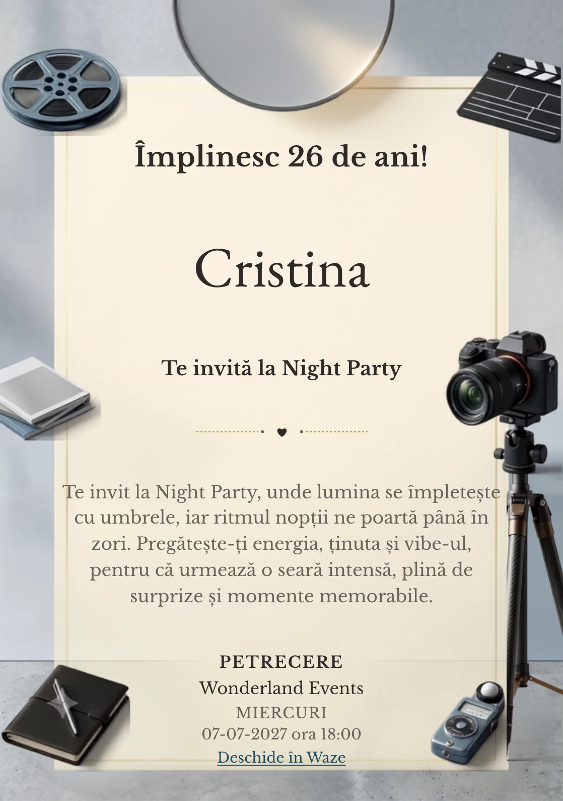 Modelul Studio de Fotografie, invitație digitală pentru ziua de naștere a adulților, pune în valoare un aparat foto și trepied.