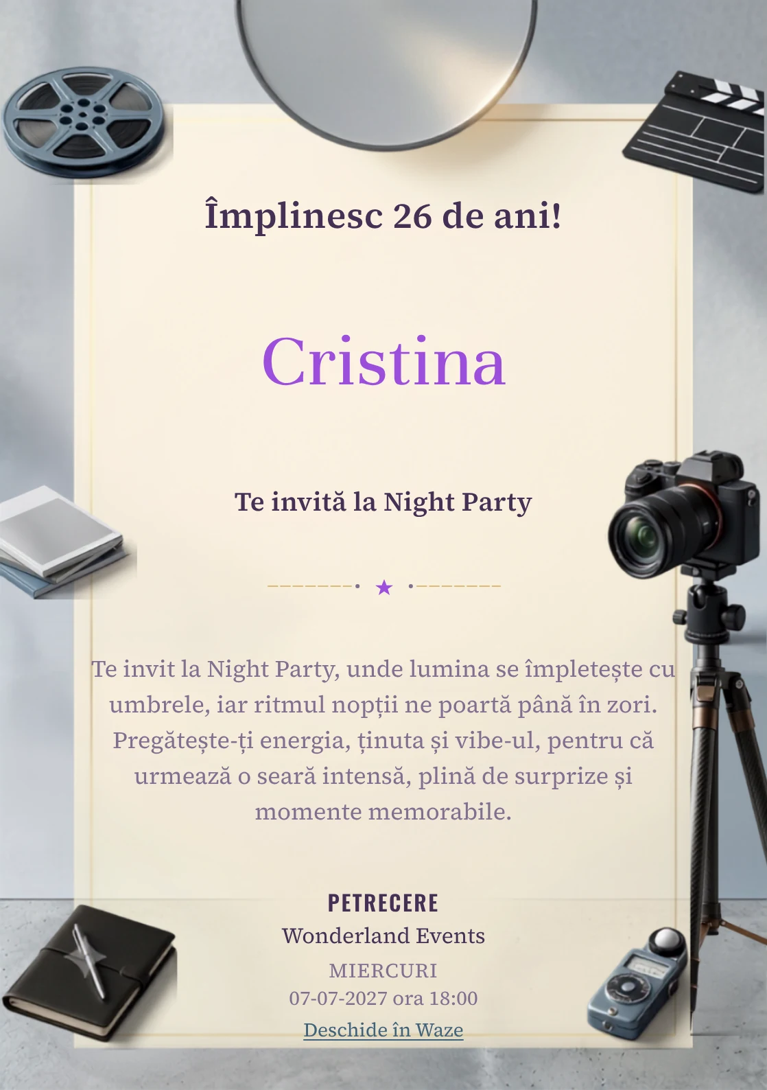 Modelul Studio de Fotografie, invitație digitală pentru ziua de naștere a adulților, pune în valoare un aparat foto și trepied.