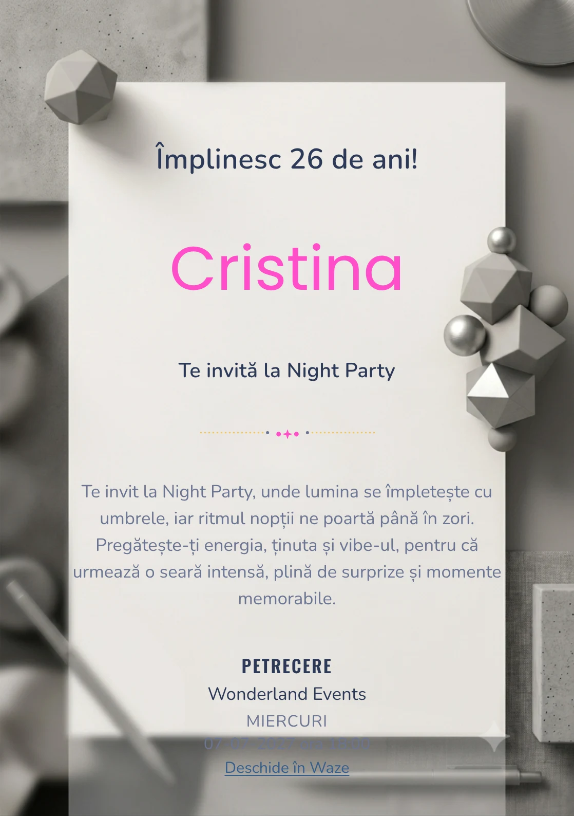 Studio Monocrom este un model de invitații online pentru o aniversare adultă, definit vizual de un obiect geometric mat.