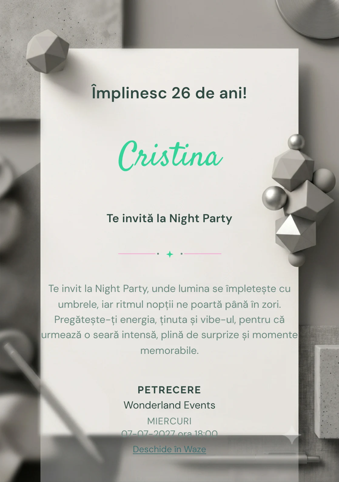 Studio Monocrom este un model de invitații online pentru o aniversare adultă, definit vizual de un obiect geometric mat.