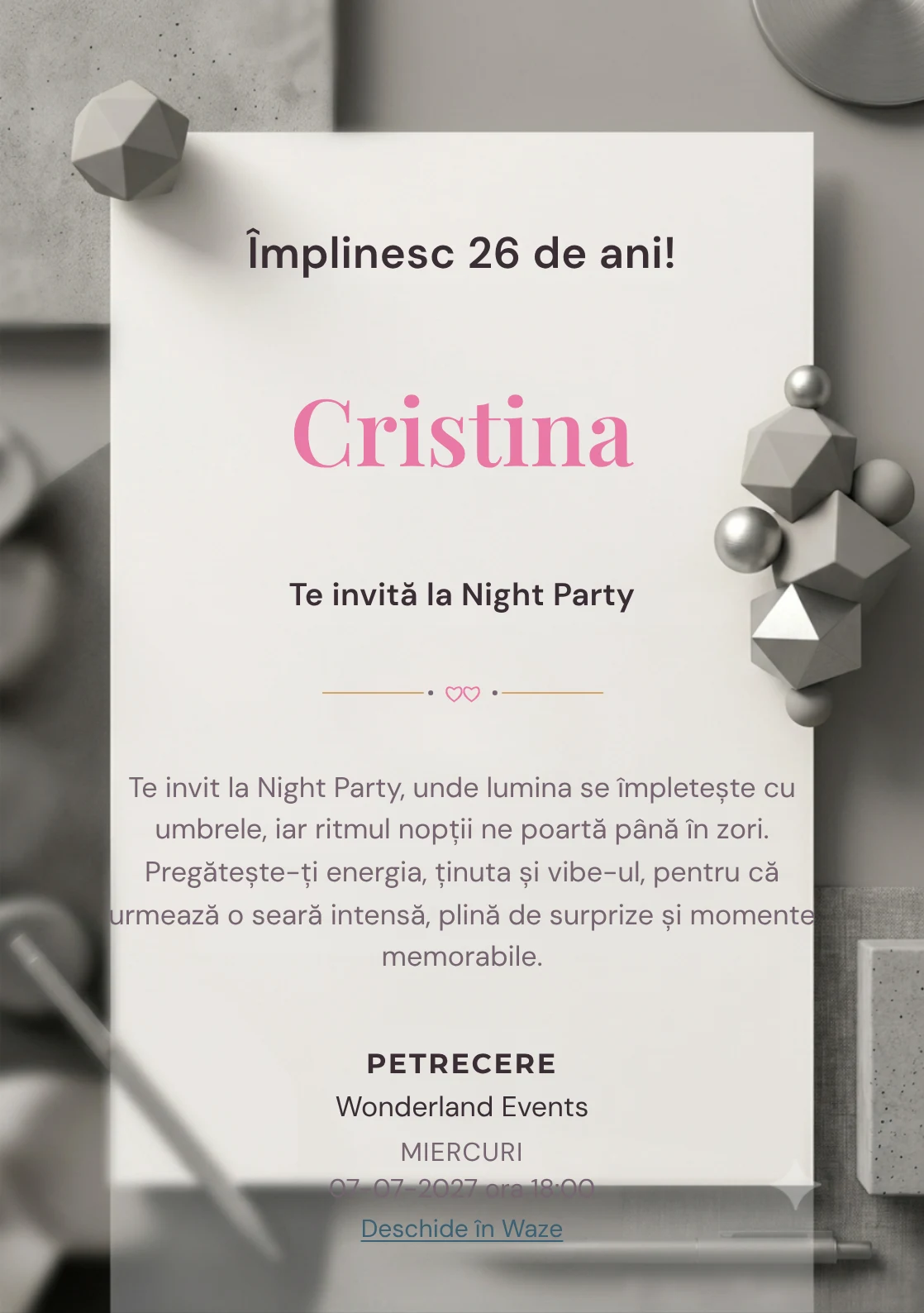 Studio Monocrom este un model de invitații online pentru o aniversare adultă, definit vizual de un obiect geometric mat.