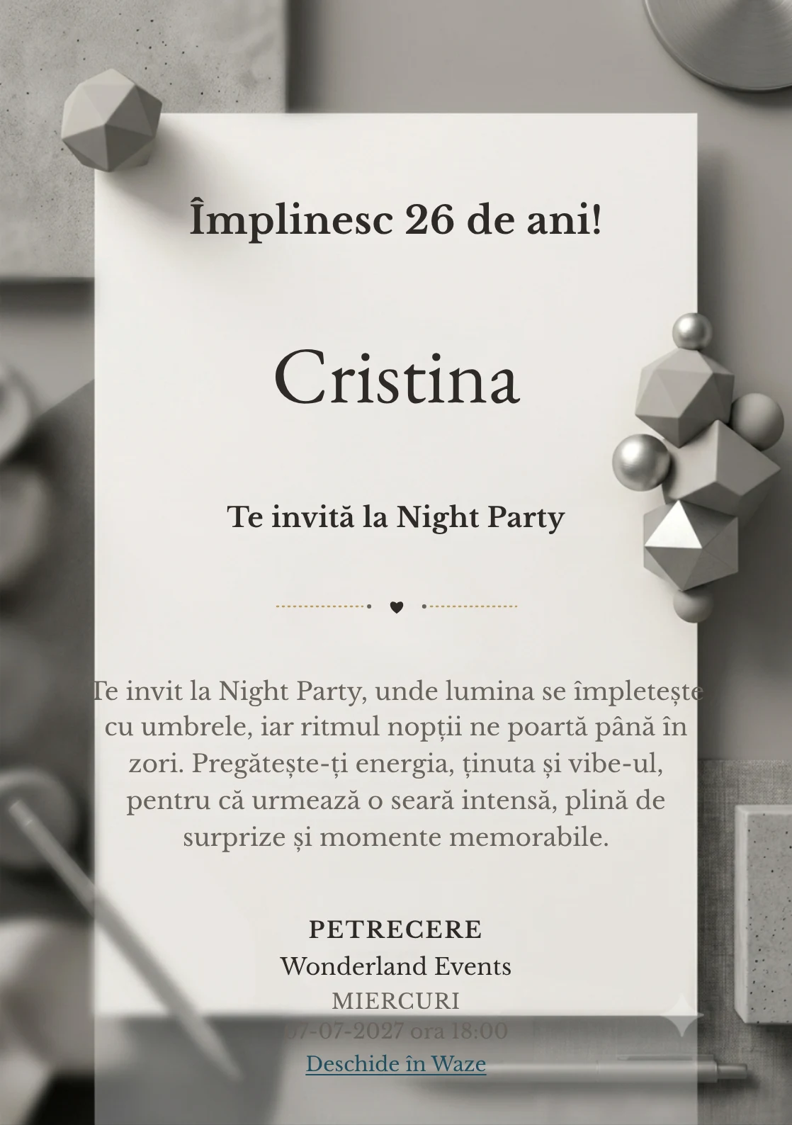 Studio Monocrom este un model de invitații online pentru o aniversare adultă, definit vizual de un obiect geometric mat.