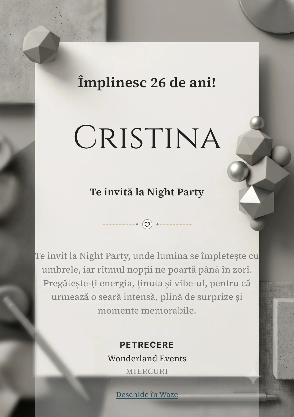 Studio Monocrom este un model de invitații online pentru o aniversare adultă, definit vizual de un obiect geometric mat.