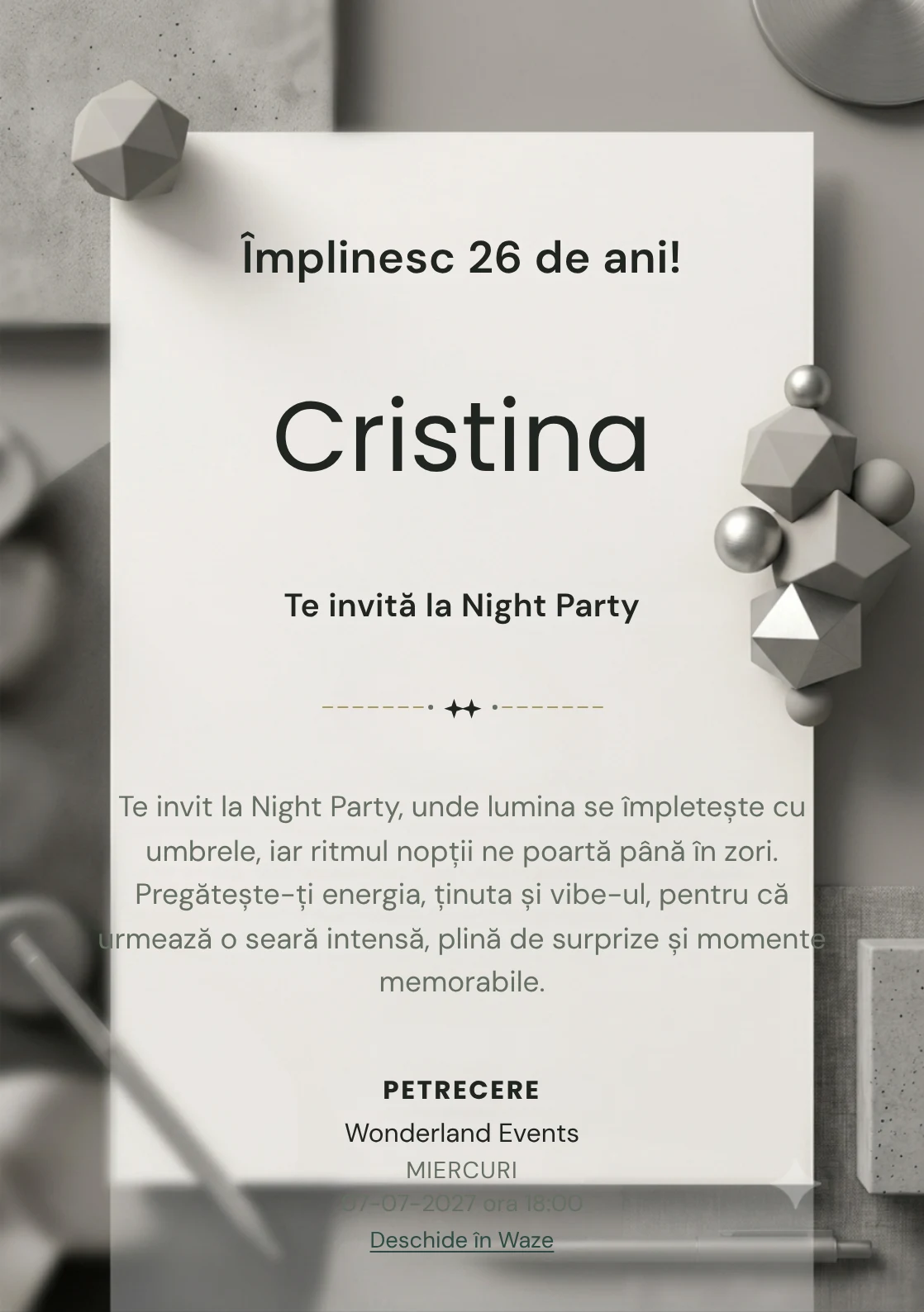 Studio Monocrom este un model de invitații online pentru o aniversare adultă, definit vizual de un obiect geometric mat.