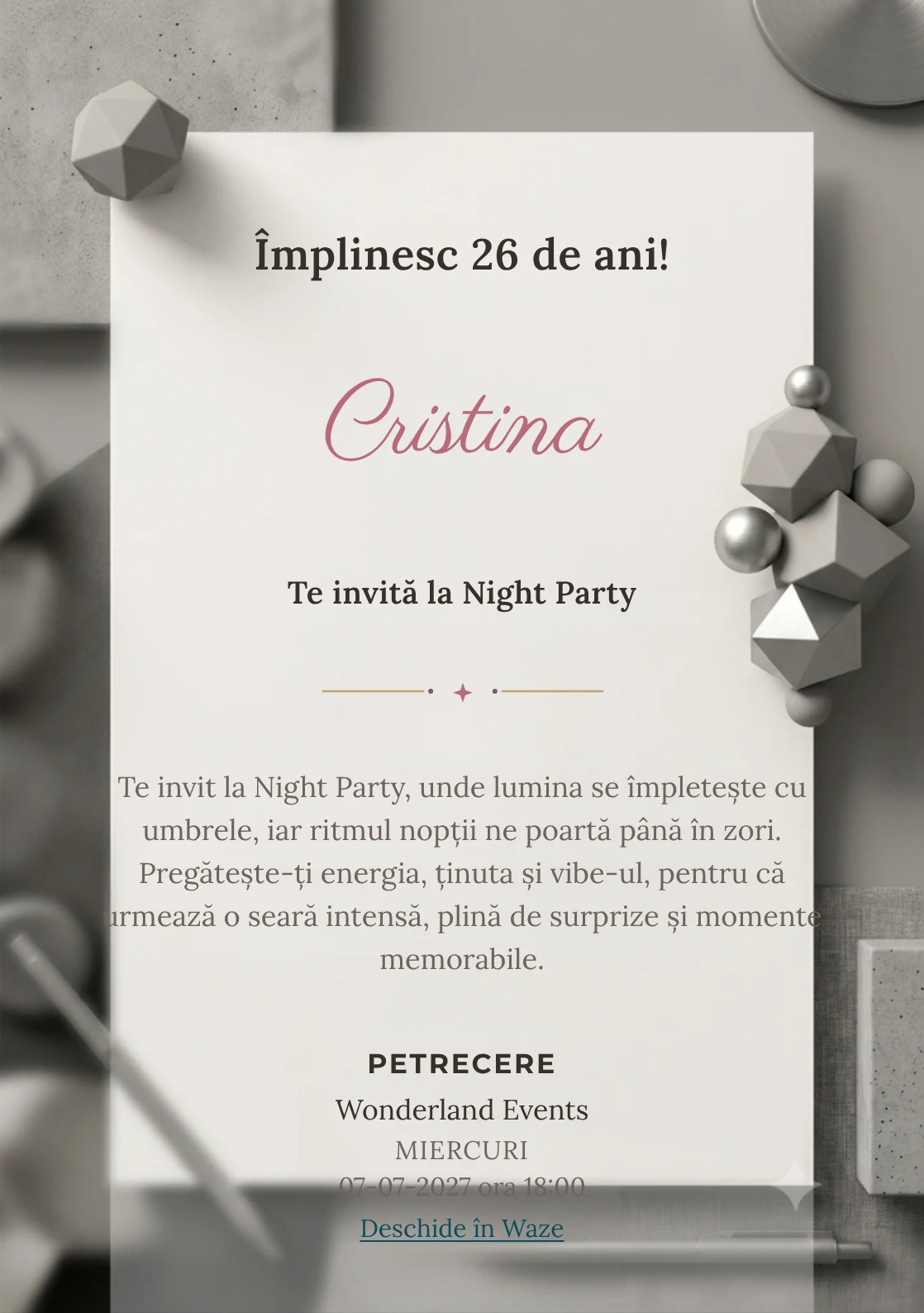 Studio Monocrom este un model de invitații online pentru o aniversare adultă, definit vizual de un obiect geometric mat.