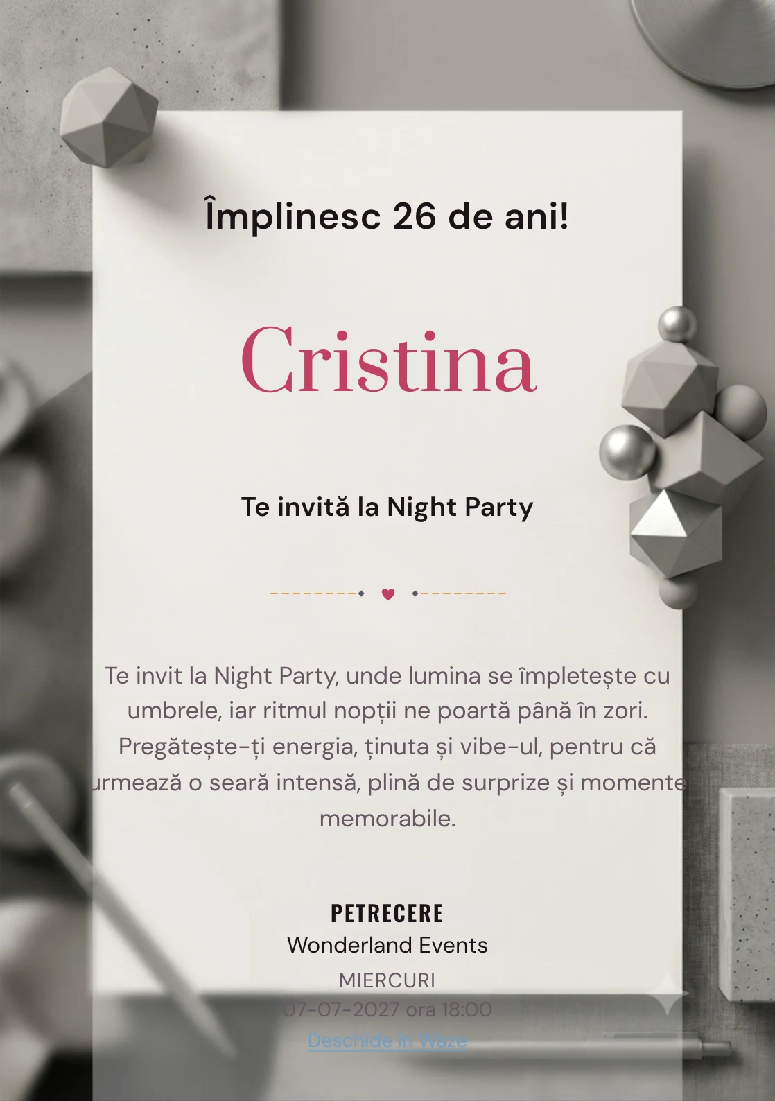 Studio Monocrom este un model de invitații online pentru o aniversare adultă, definit vizual de un obiect geometric mat.