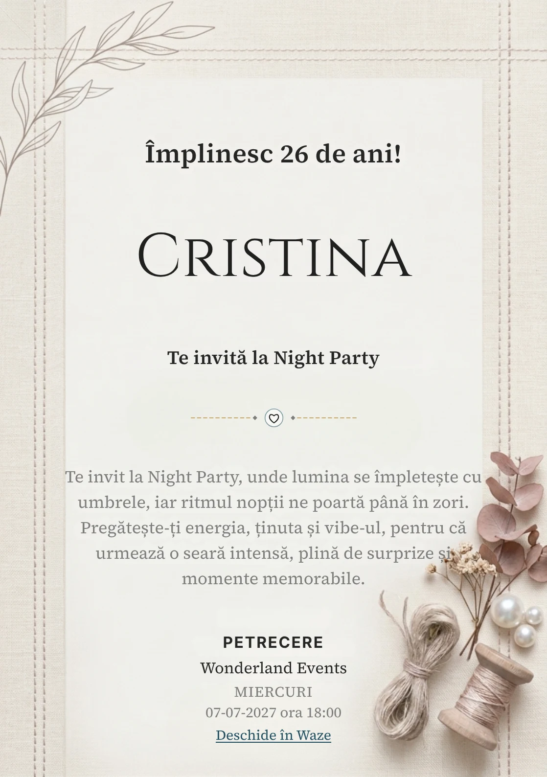 Pentru aniversările adulților, Textură de In propune invitații online cu o bandă textilă verticală și nuanțe de bej in și alb cald.