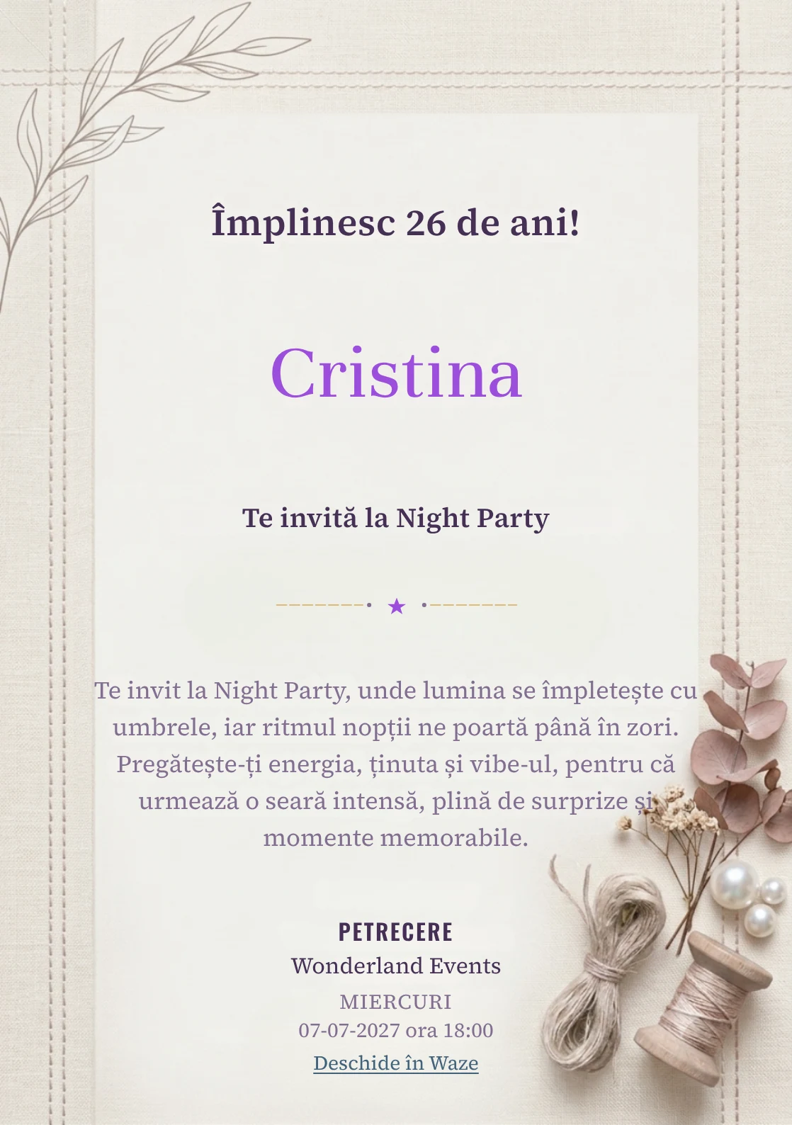 Pentru aniversările adulților, Textură de In propune invitații online cu o bandă textilă verticală și nuanțe de bej in și alb cald.